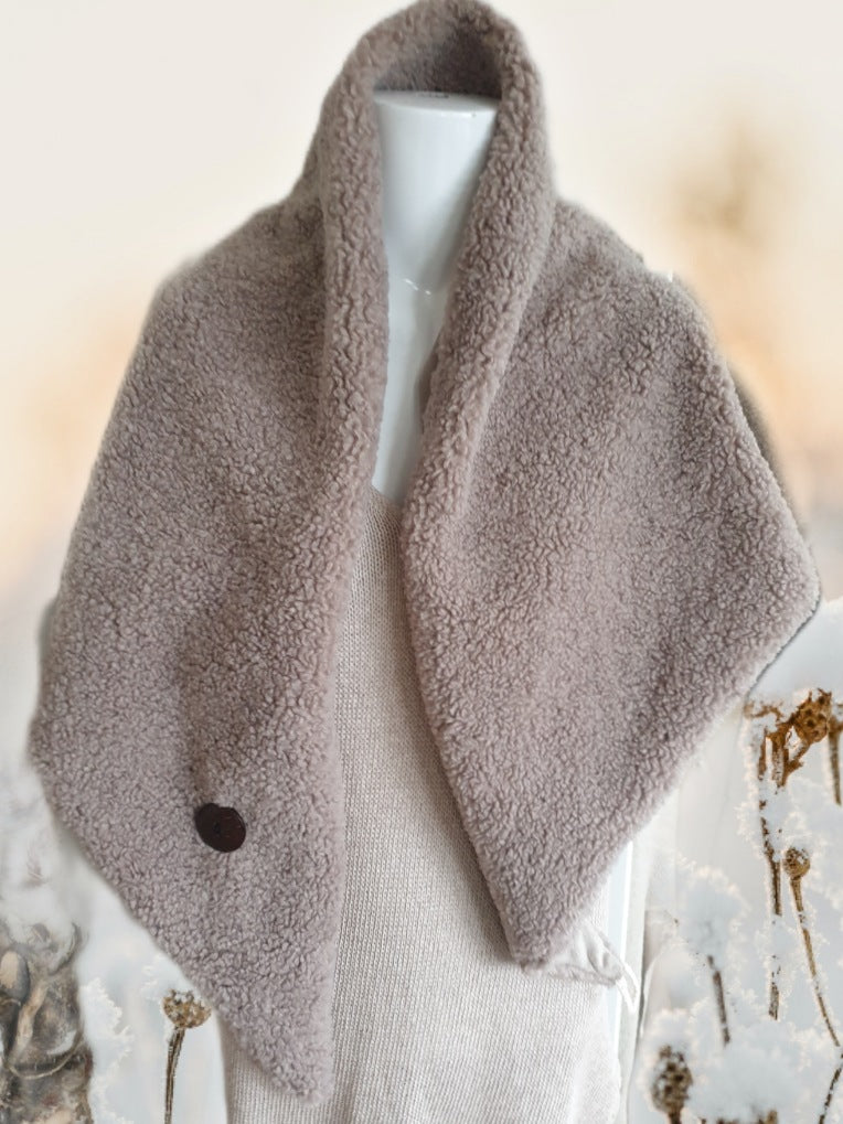 Dreiecksschal aus Teddyfell mit Knopf in Taupe