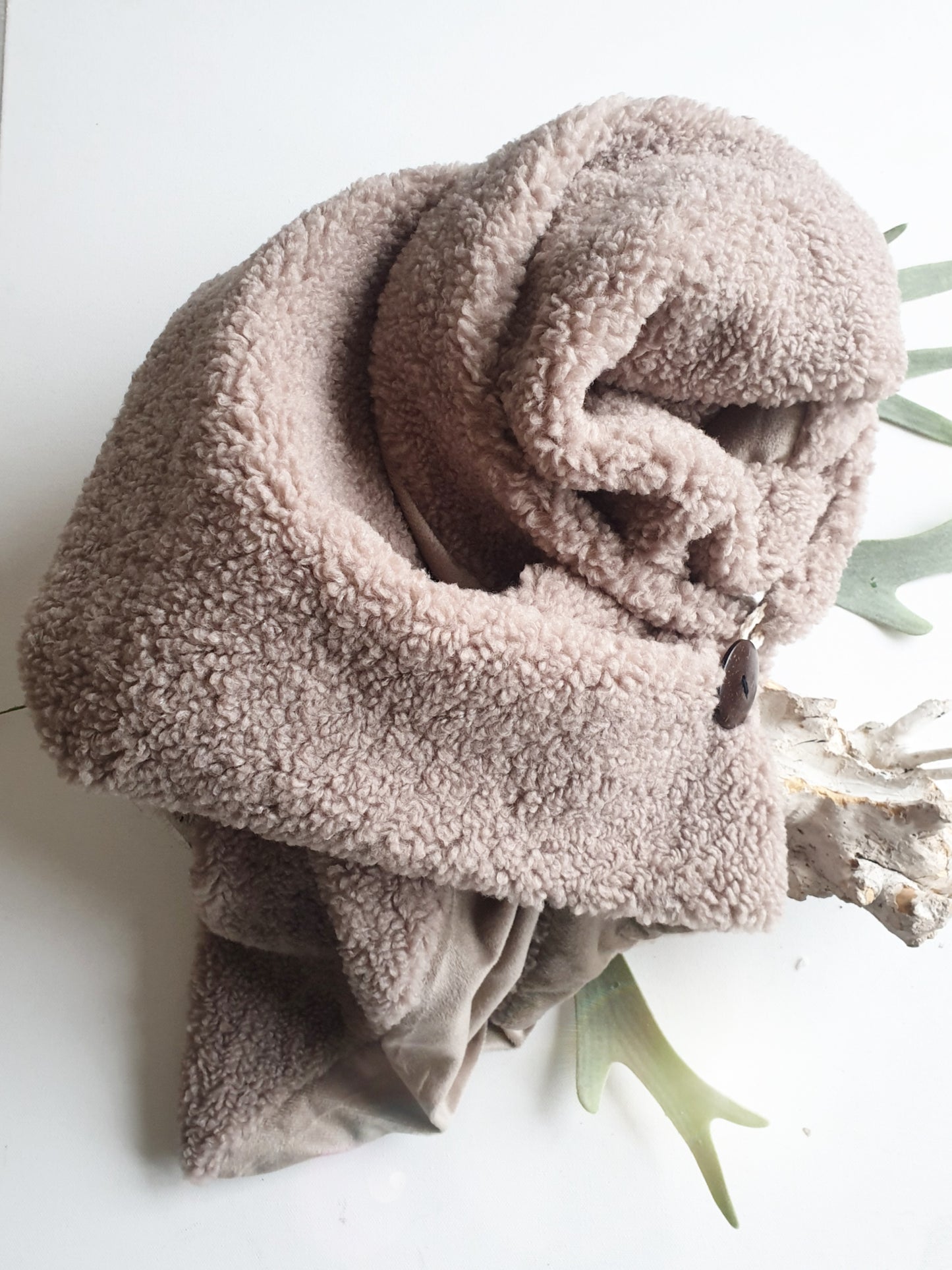 Dreiecksschal aus Teddyfell mit Knopf in Taupe