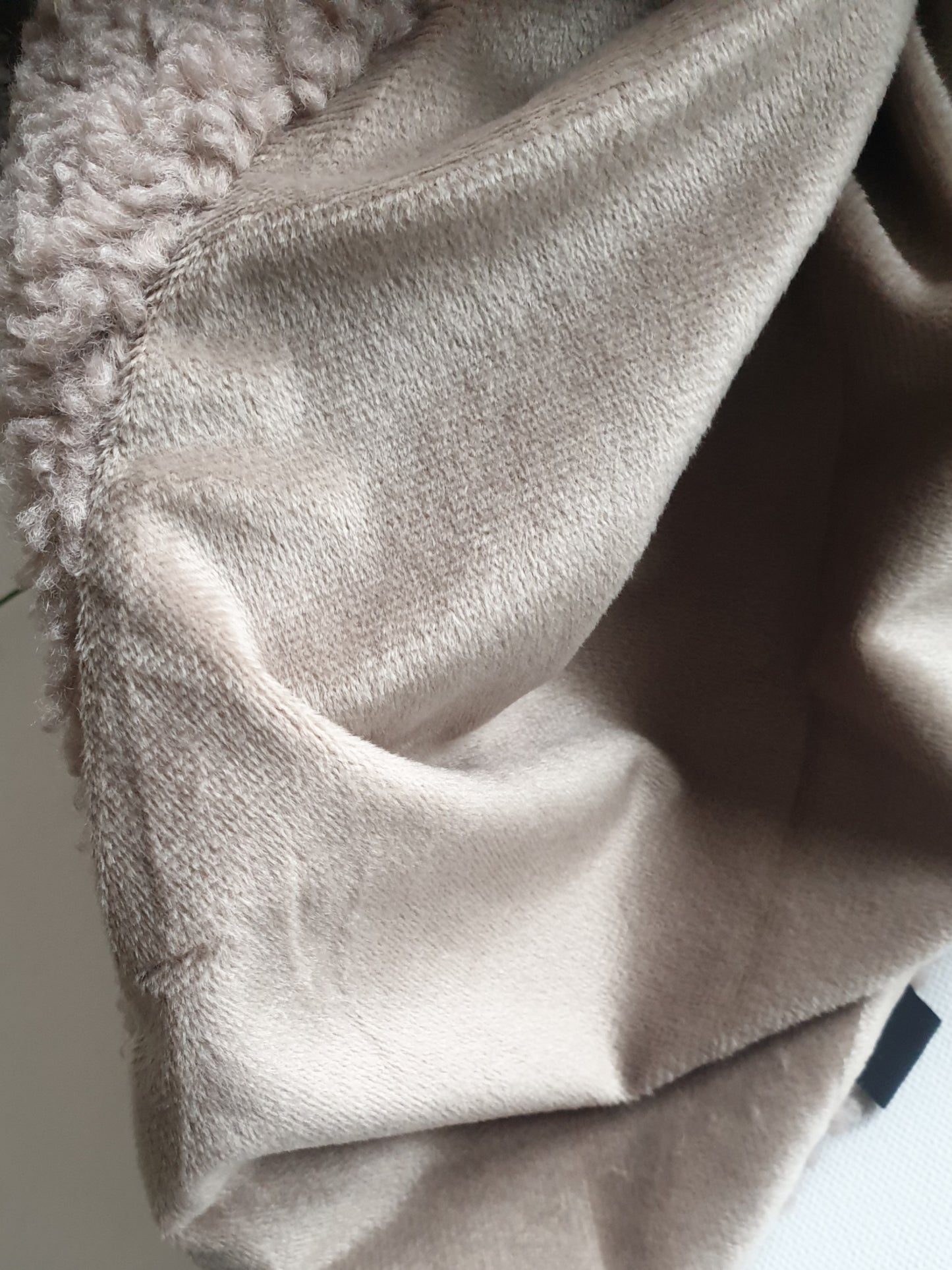 Dreiecksschal aus Teddyfell mit Knopf in Taupe