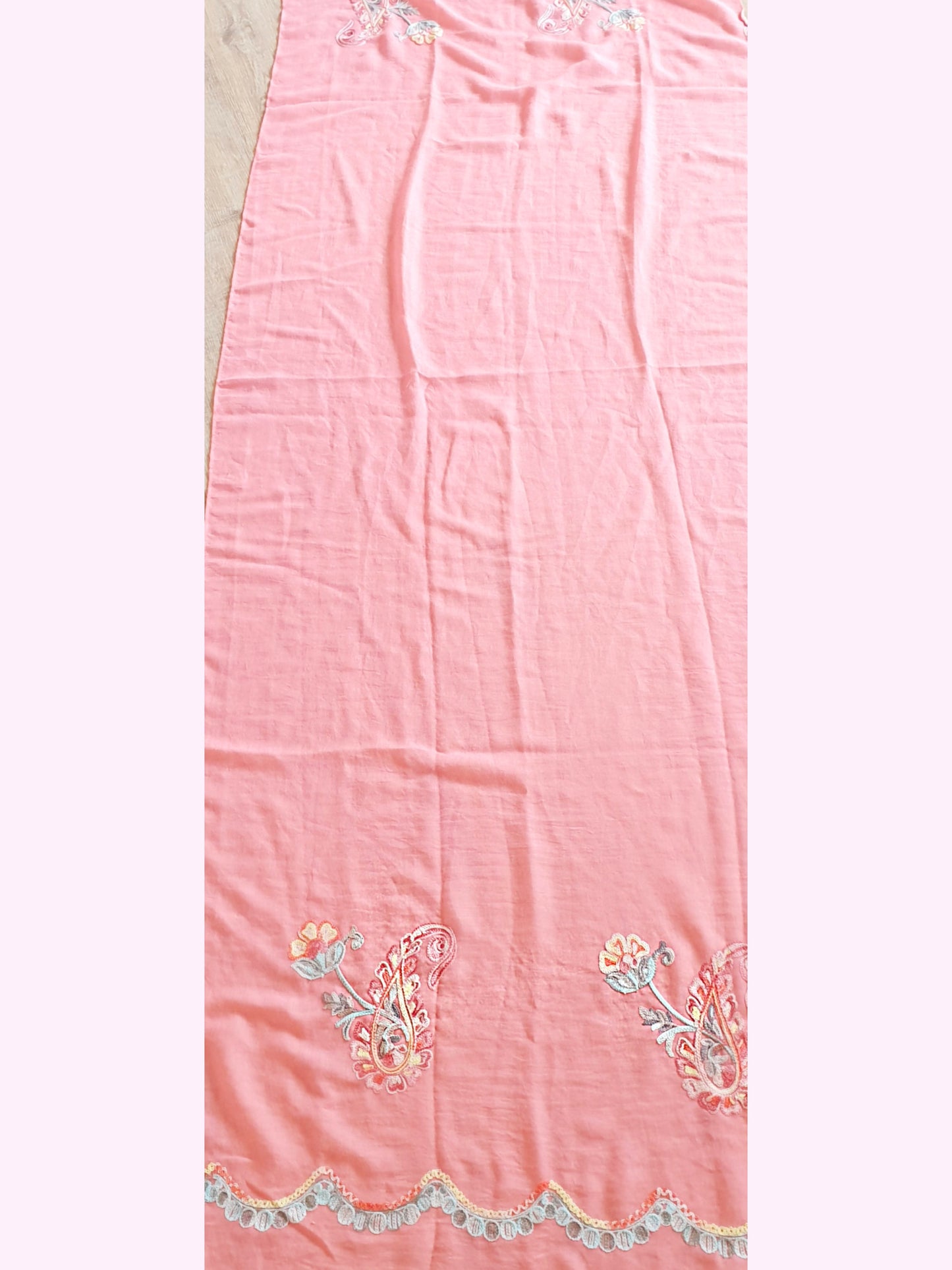 Sommerliches Tuch mit Paisley Stickerei in Koralle