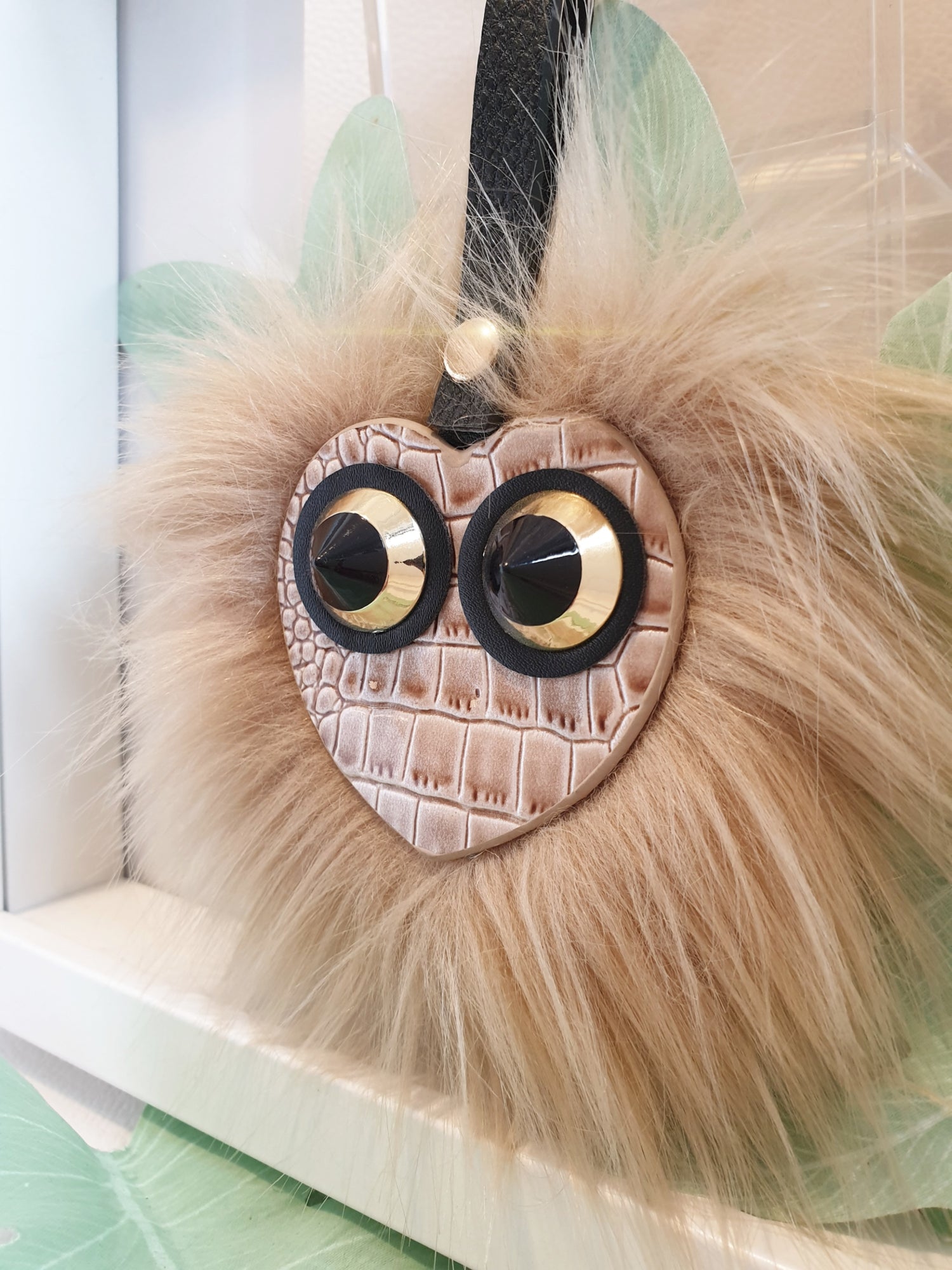 Schlüssel- oder Taschenanhänger aus Kunstfell und Kunstleder mit Herz mit Augen
