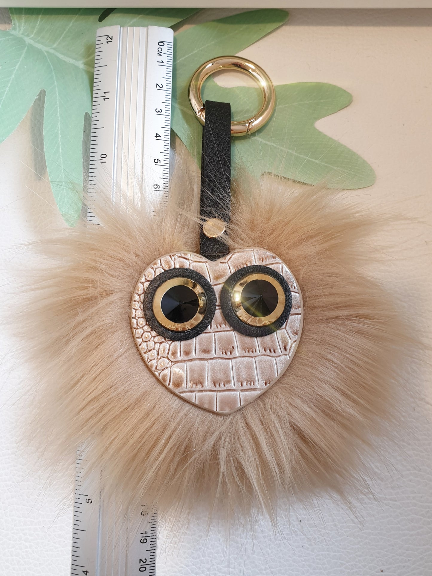 Schlüssel- oder Taschenanhänger aus Kunstfell und Kunstleder mit Herz mit Augen