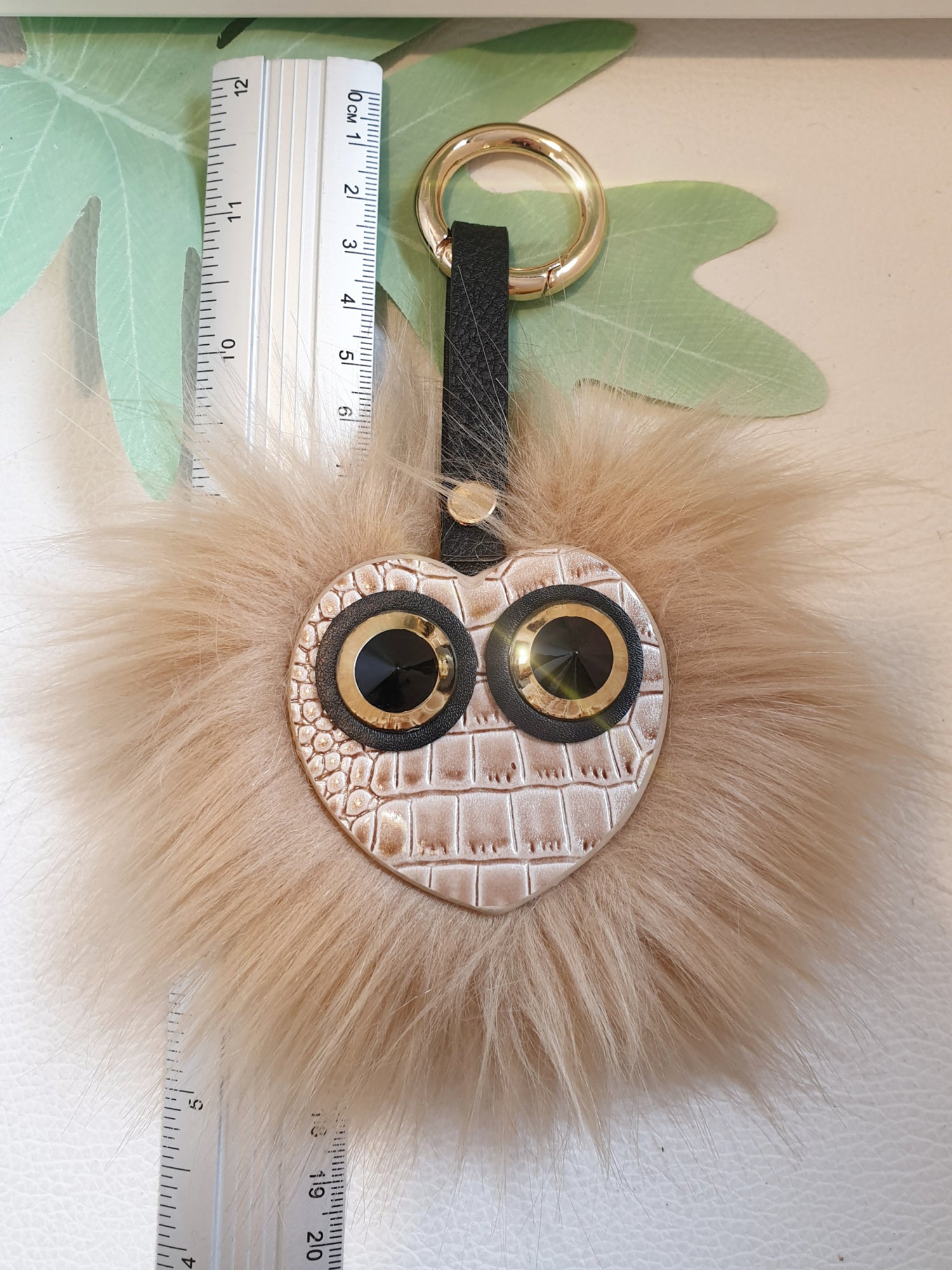 Schlüssel- oder Taschenanhänger aus Kunstfell und Kunstleder mit Herz mit Augen