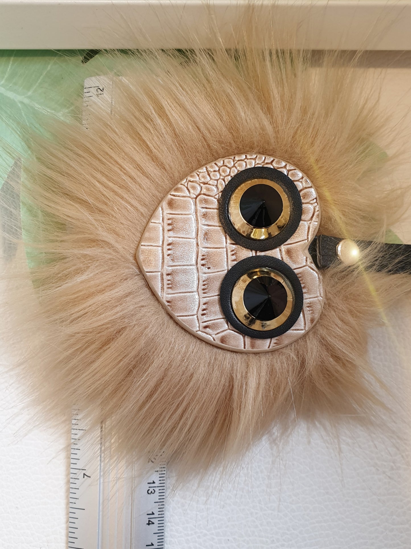 Schlüssel- oder Taschenanhänger aus Kunstfell und Kunstleder mit Herz mit Augen