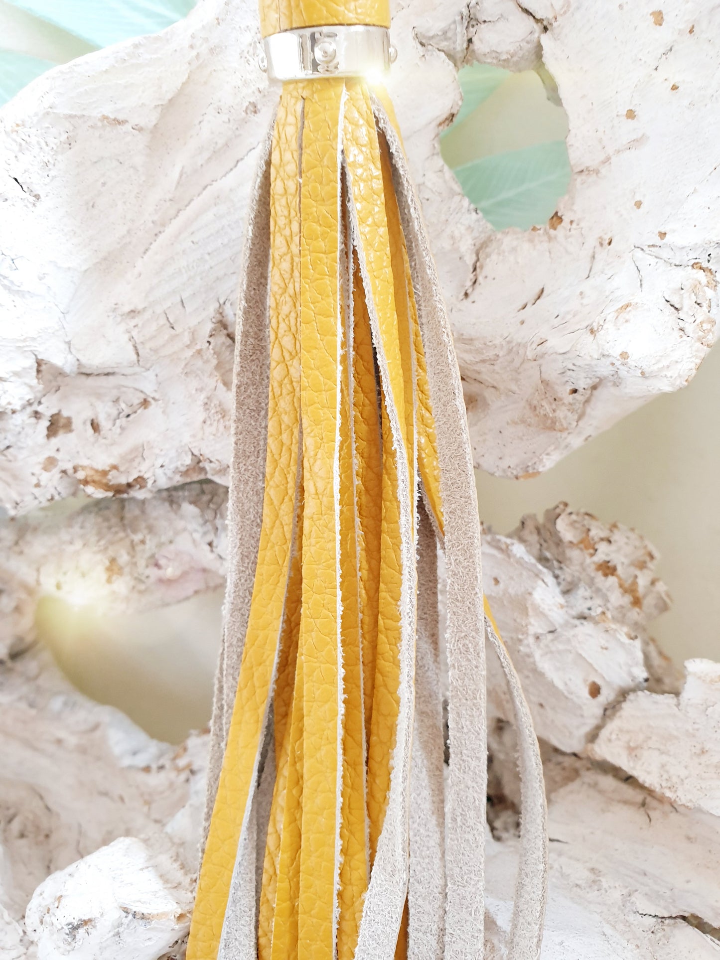 Schlüsselanhänger, Taschenanhänger aus Leder in Gelb