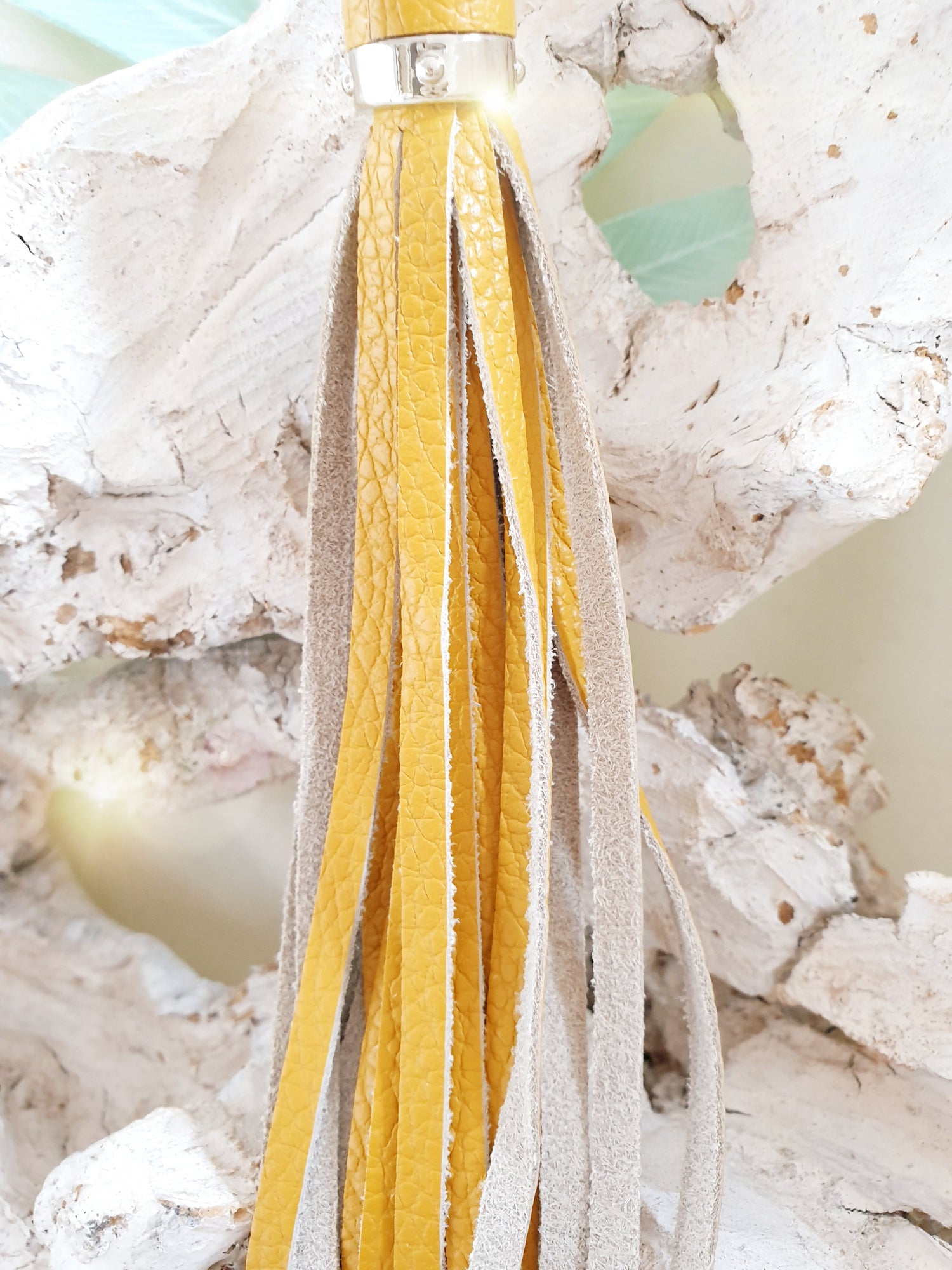 Schlüsselanhänger, Taschenanhänger aus Leder in Gelb