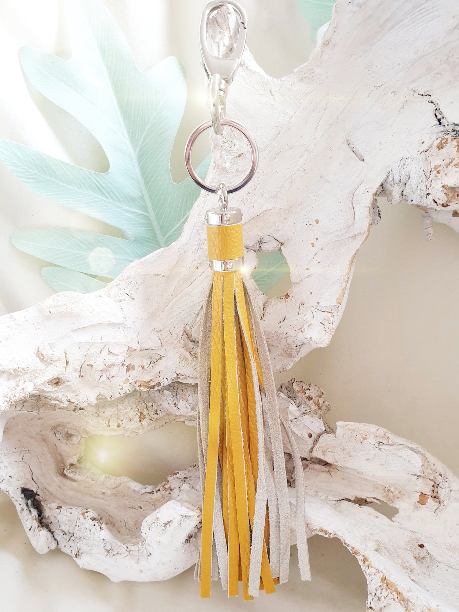 Schlüsselanhänger, Taschenanhänger aus Leder in Gelb