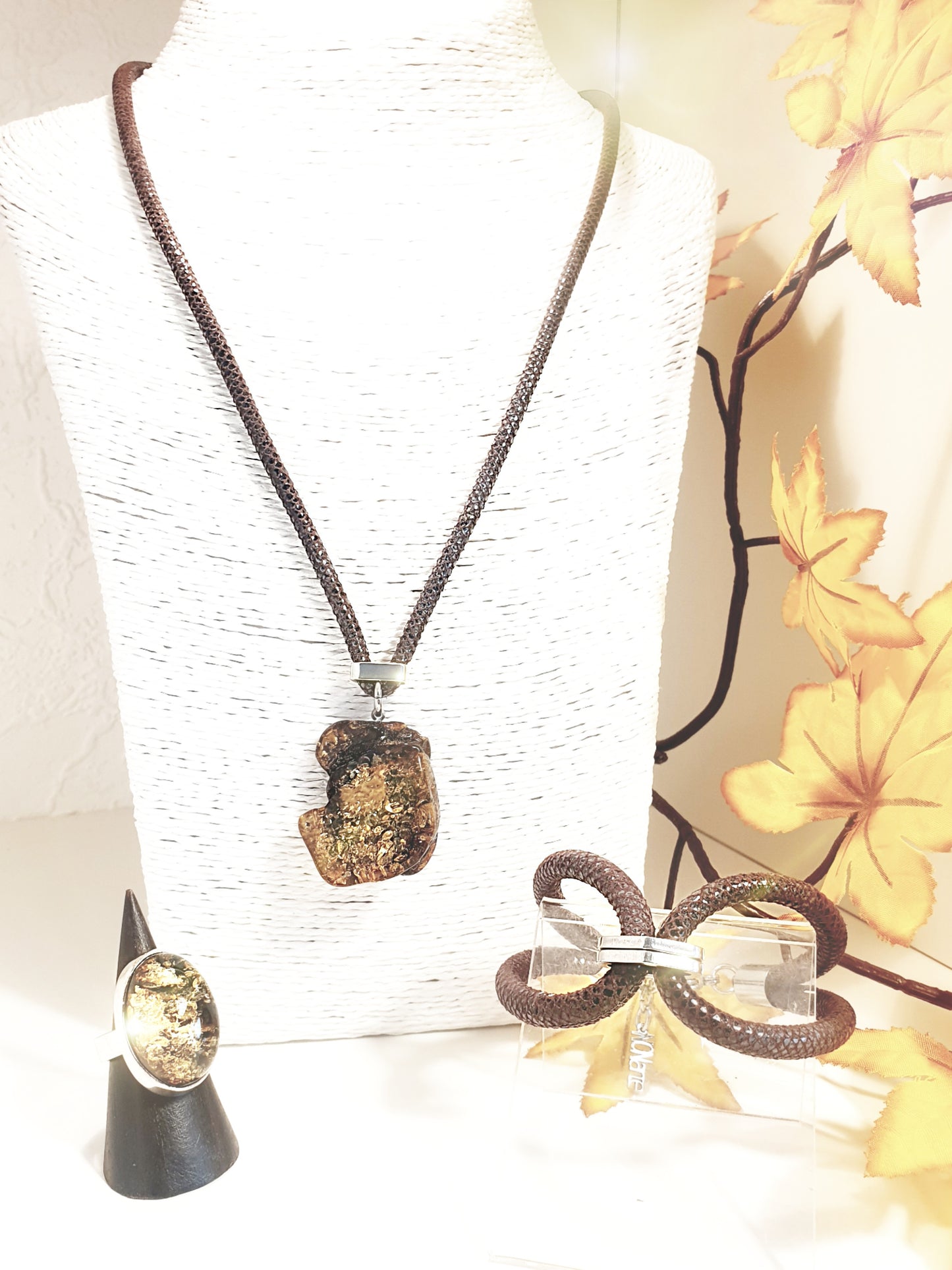 Lederarmband mit Rochenprägung in Dunkelbraun mit Kette und Bernsteinring