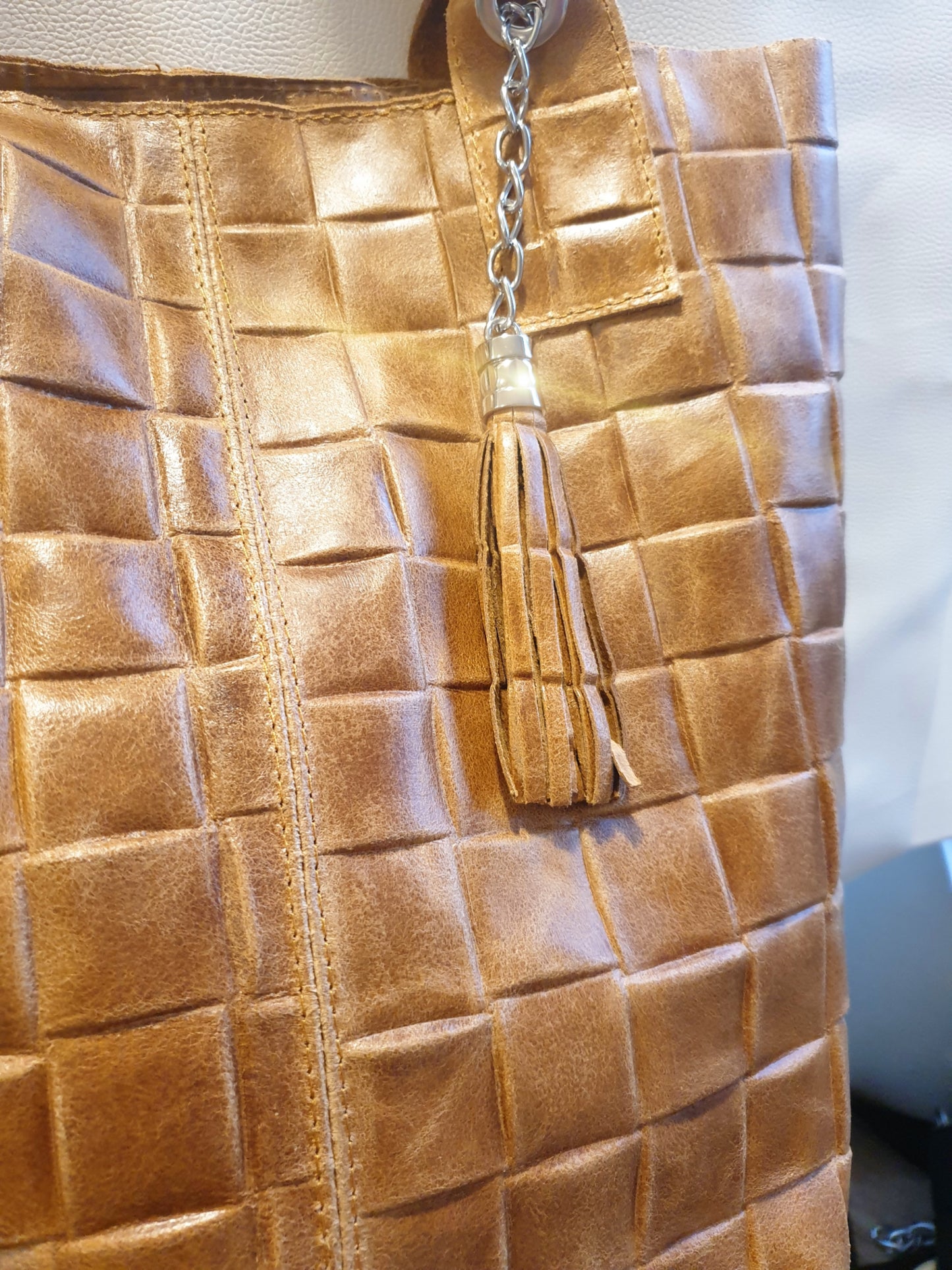 Großer Shopper in Flechtlederoptik aus Leder in Camel