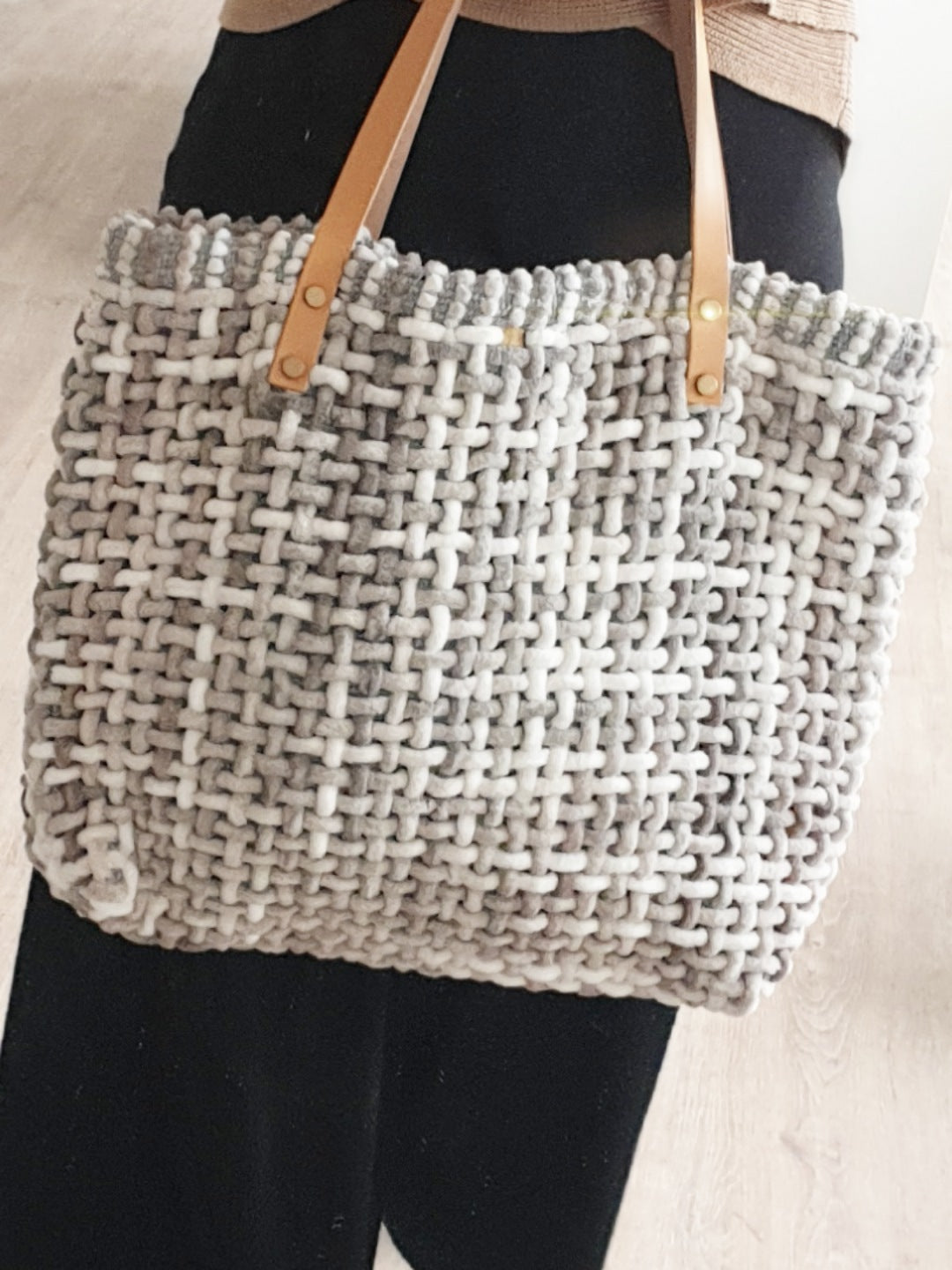 shopper-tasche-gestrickt-grau-chenille-1