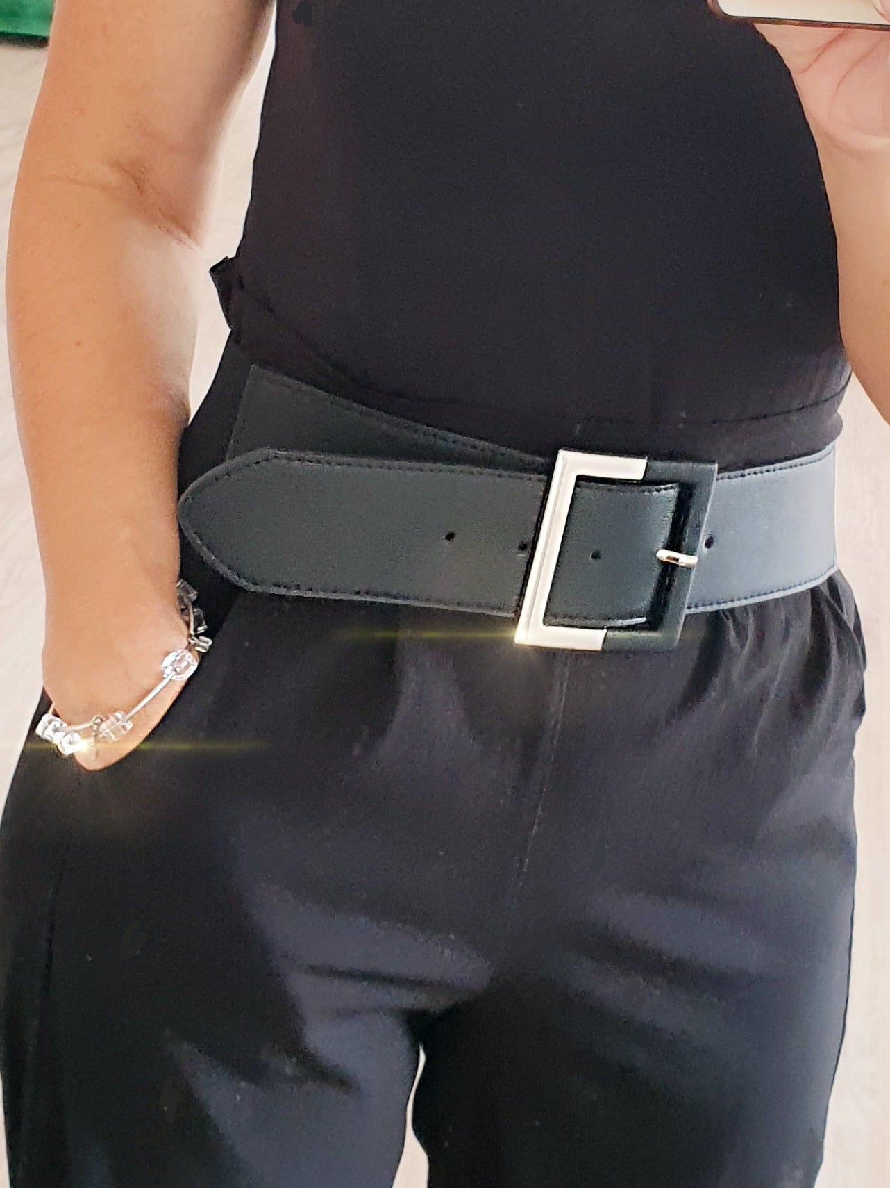 Breiter, eleganter Stretchgürtel mit besonderer Schließe in Schwarz