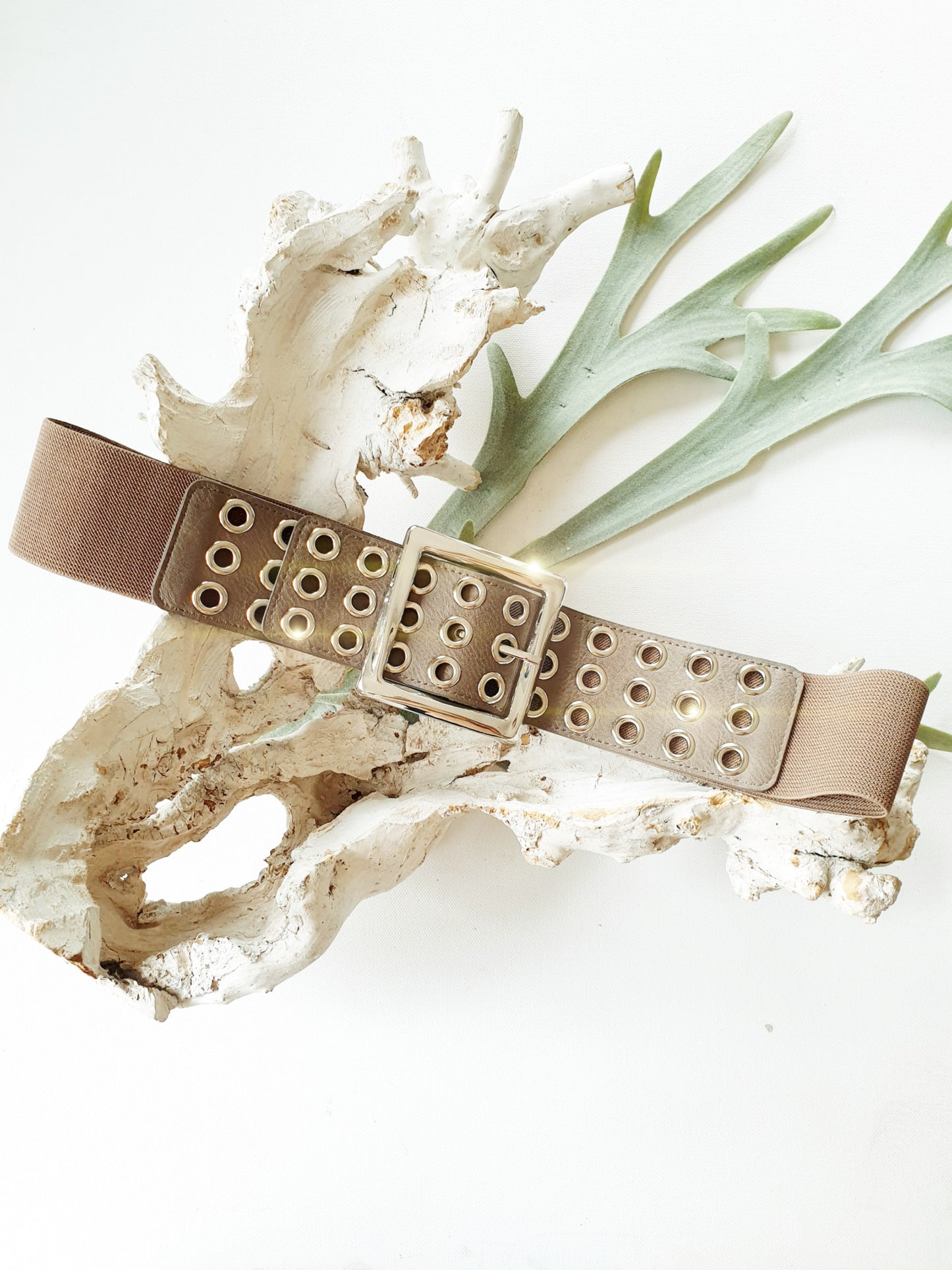 stretch-guertel-breit-taupe-nieten-1