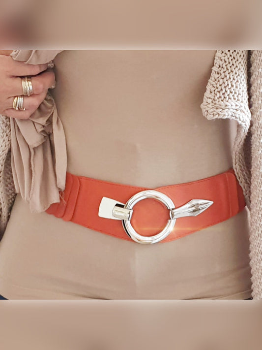 Tragefoto Breiter Stretchgürtel aus Kunstleder mit großer Schnalle in Silber in Orange