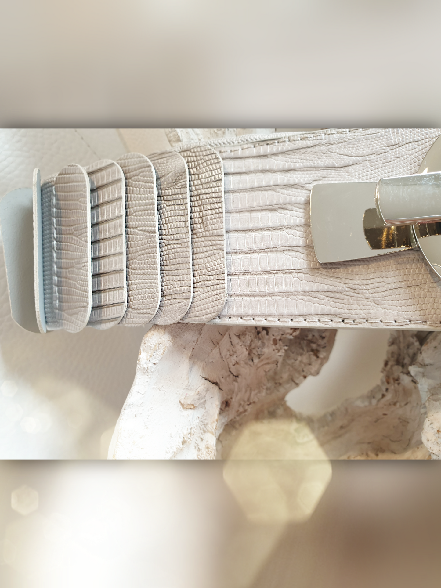 Stretchgürtel aus Kunstleder mit Krokomuster in Grau taupe Detail