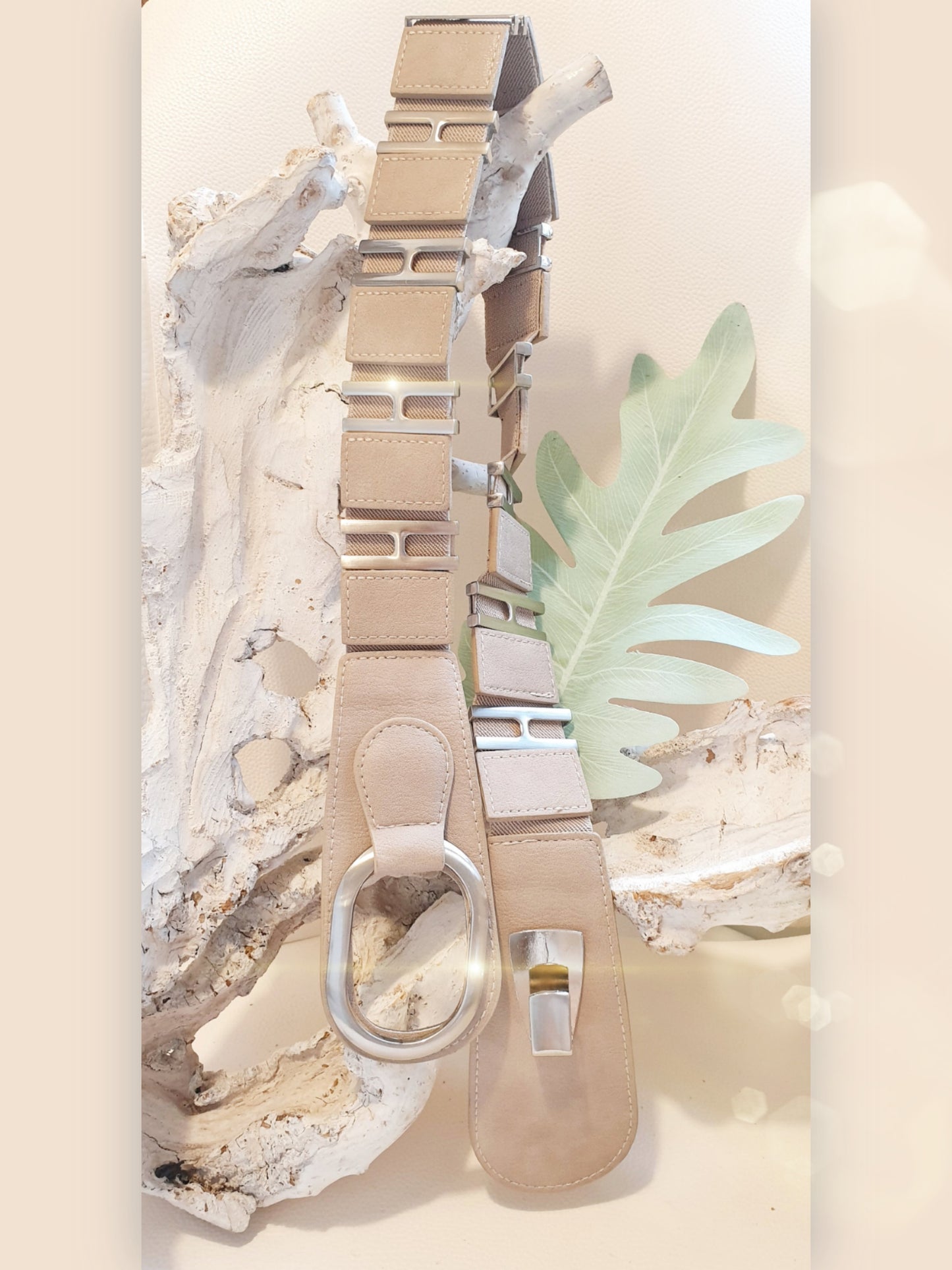 Stretchgürtel aus Kunstleder mit Metallteilen in Beige