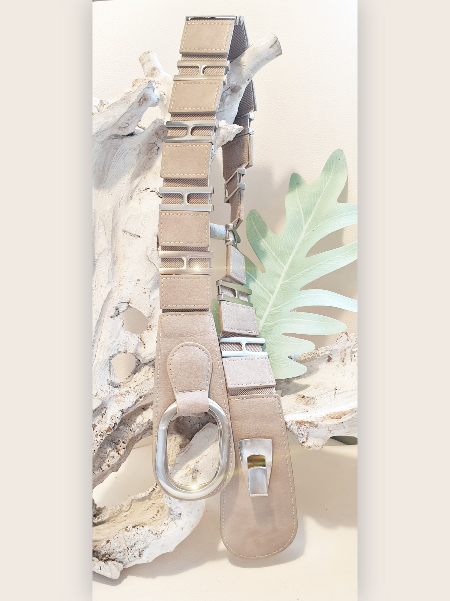 Stretchgürtel aus Kunstleder mit Metallteilen in Beige