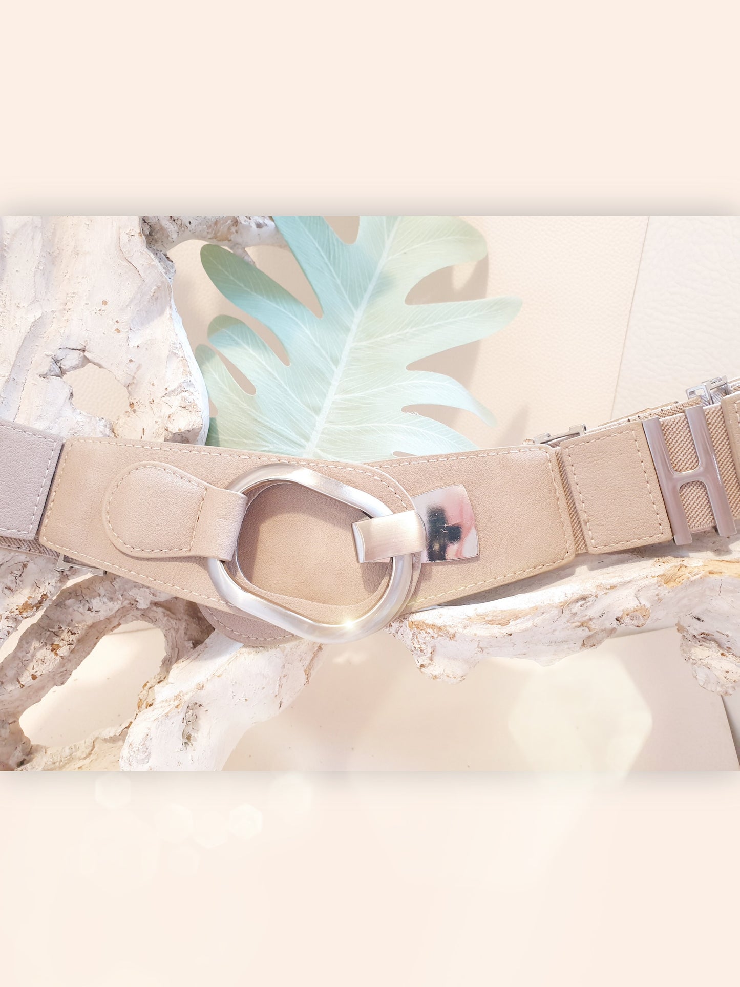 Stretchgürtel aus Kunstleder mit Metallteilen in Beige