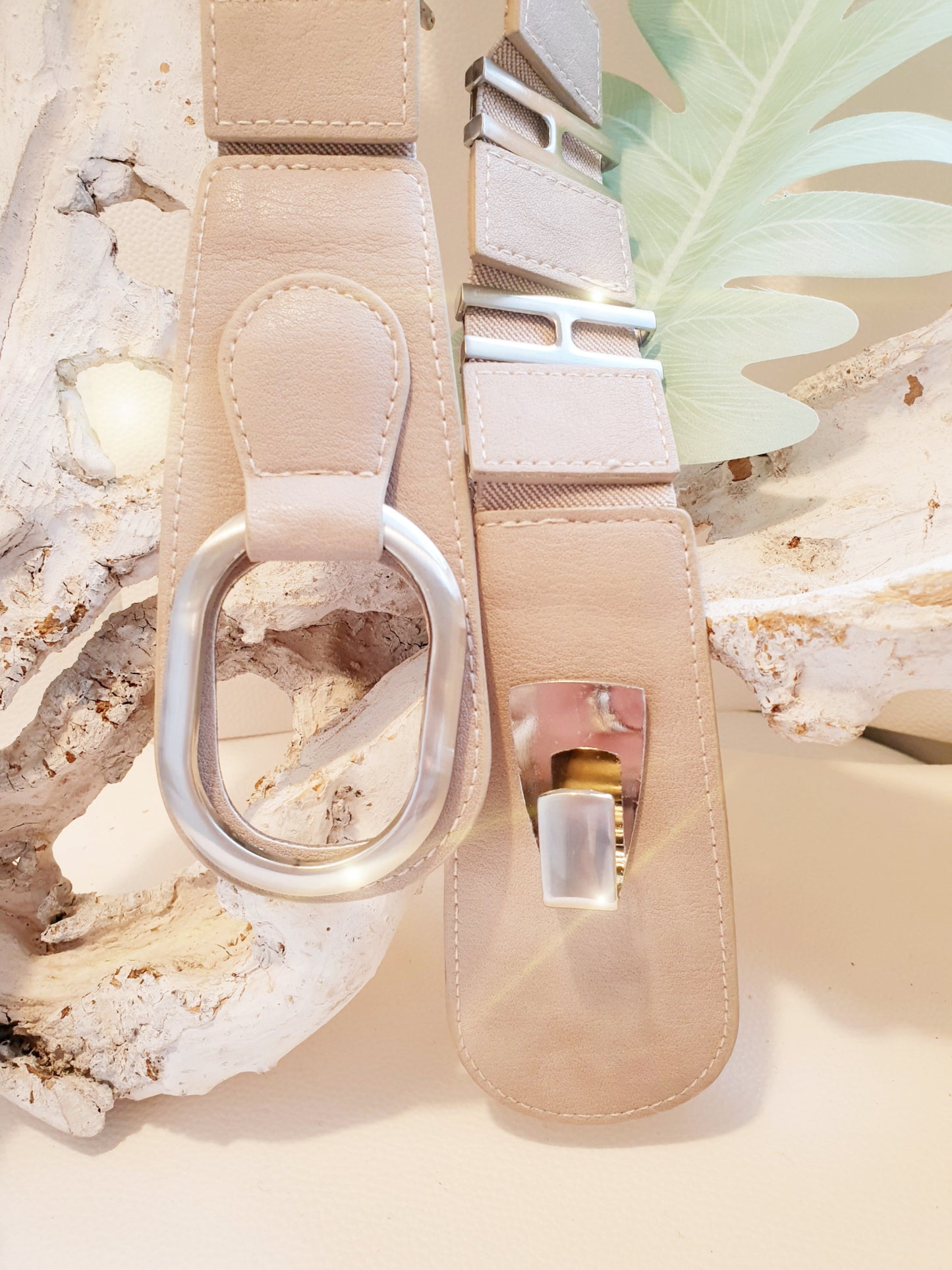 Stretchgürtel aus Kunstleder mit Metallteilen in Beige