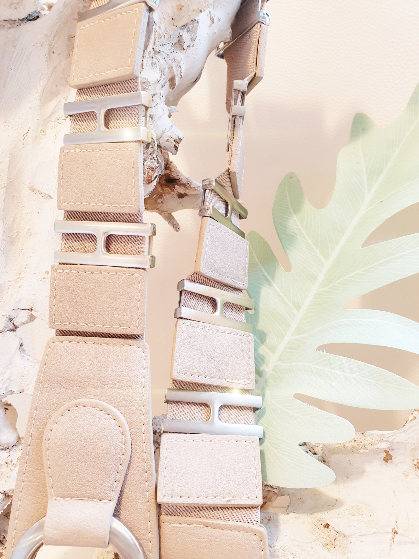 Stretchgürtel aus Kunstleder mit Metallteilen in Beige