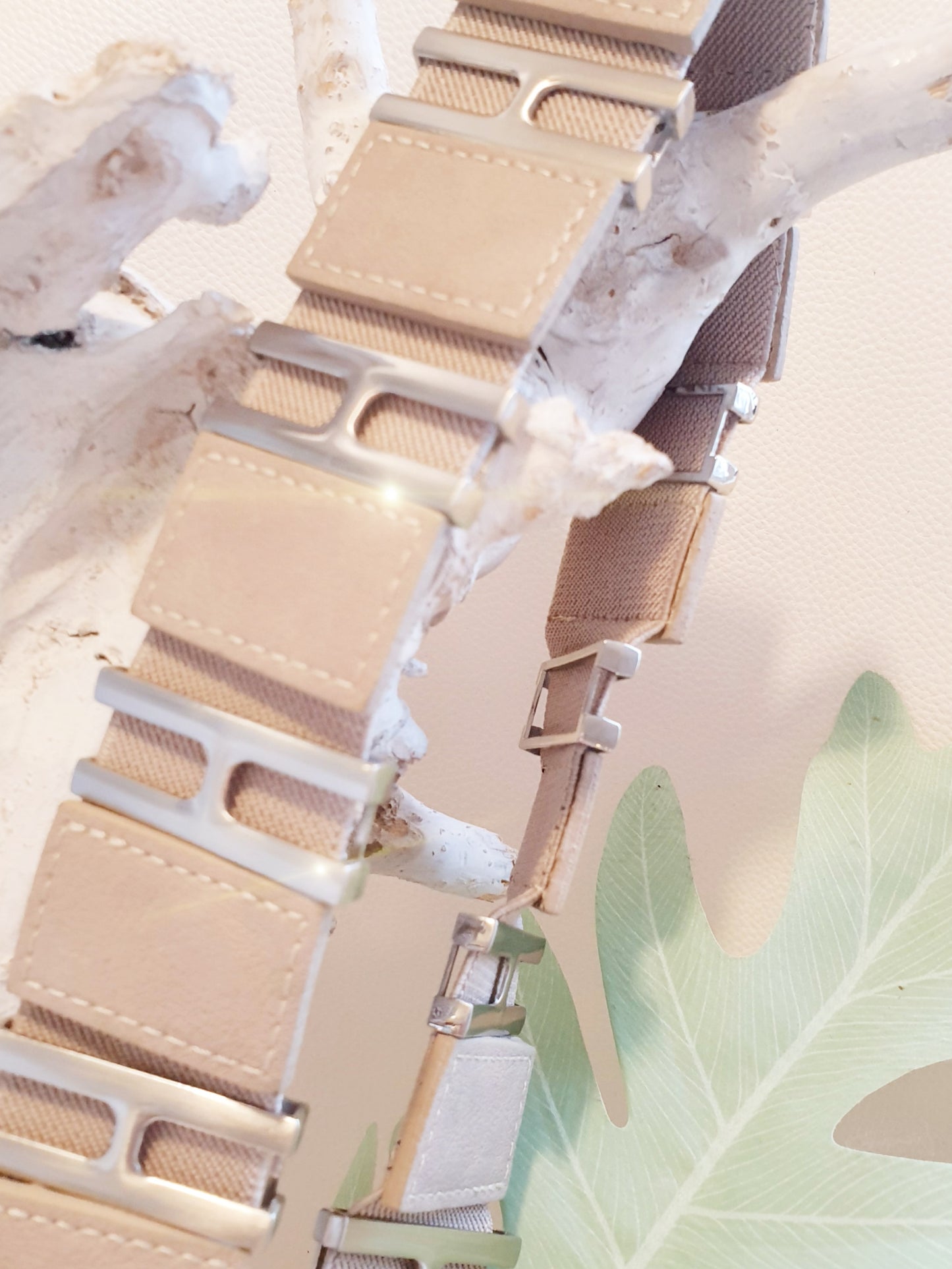 Stretchgürtel aus Kunstleder mit Metallteilen in Beige