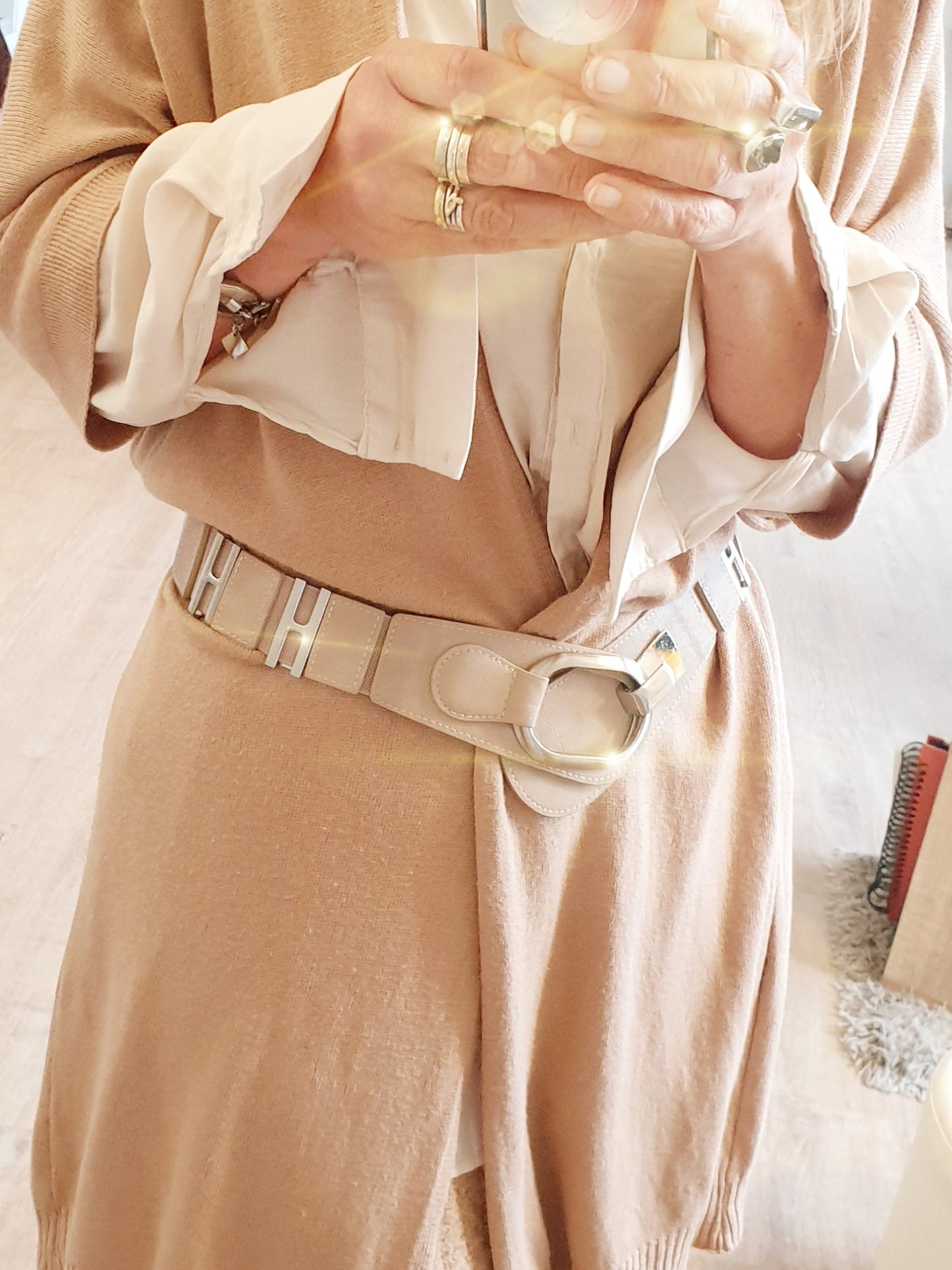Stretchgürtel aus Kunstleder mit Metallteilen in Beige