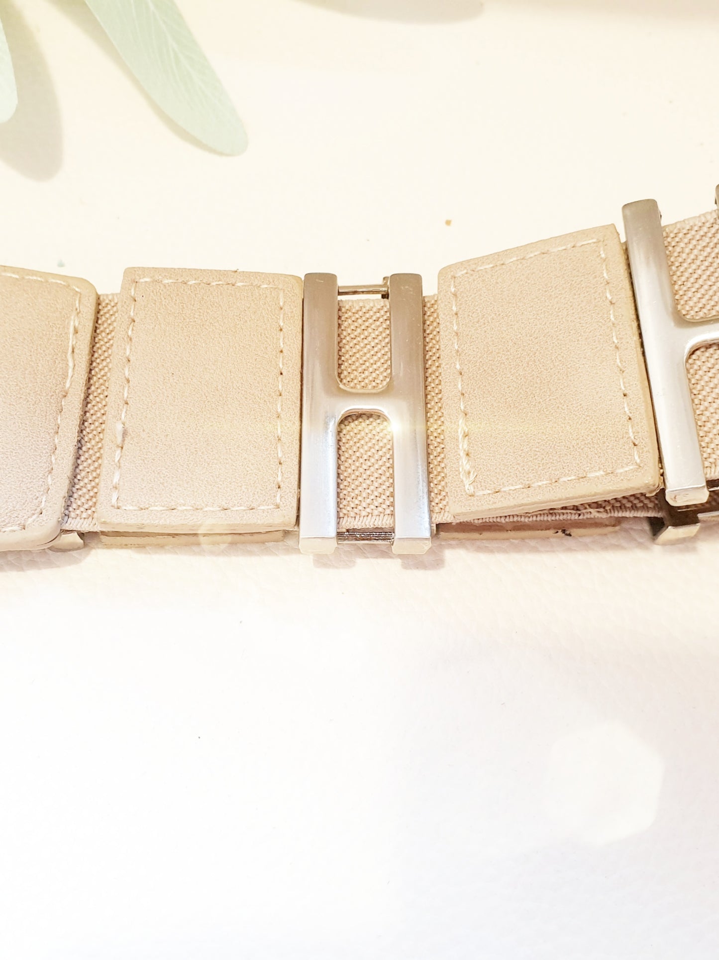Stretchgürtel aus Kunstleder mit Metallteilen in Beige