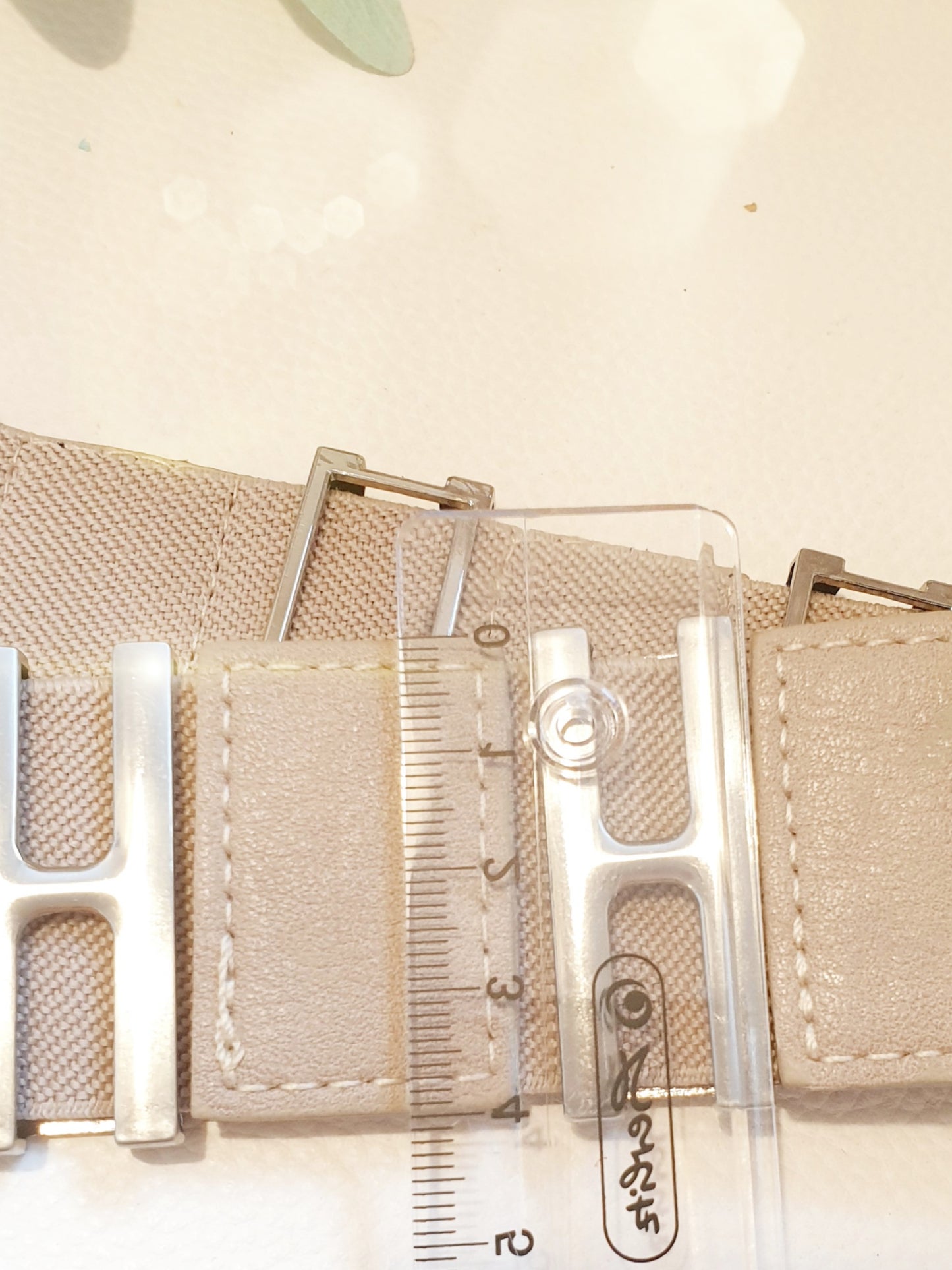 Stretchgürtel aus Kunstleder mit Metallteilen in Beige
