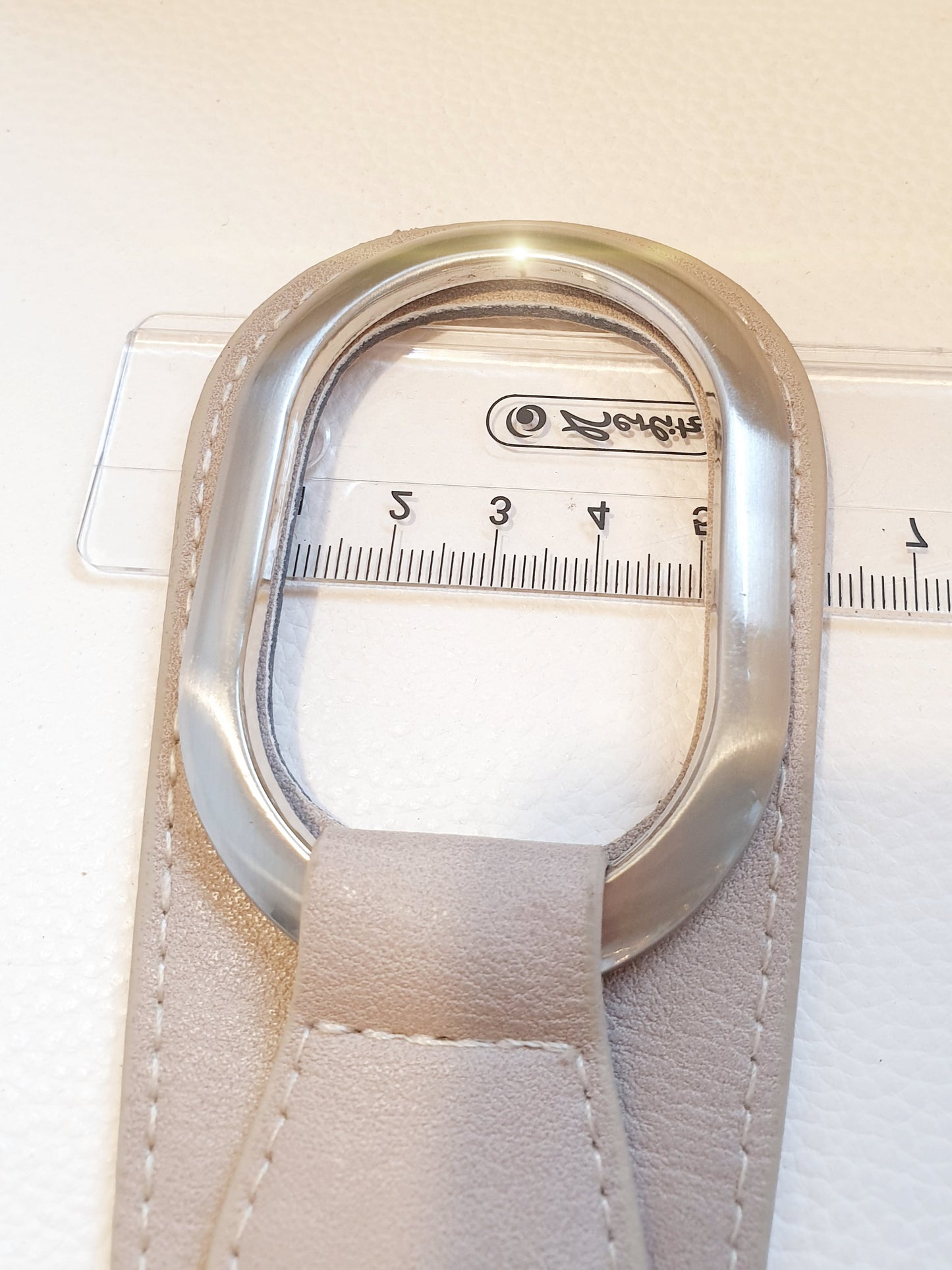 Stretchgürtel aus Kunstleder mit Metallteilen in Beige