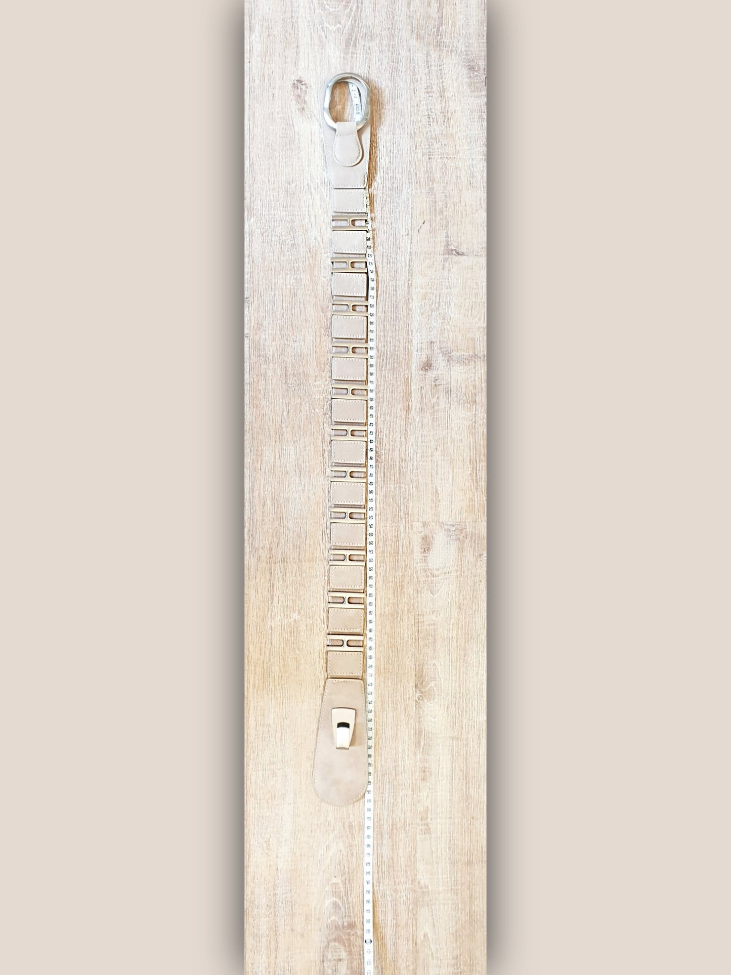 Stretchgürtel aus Kunstleder mit Metallteilen in Beige