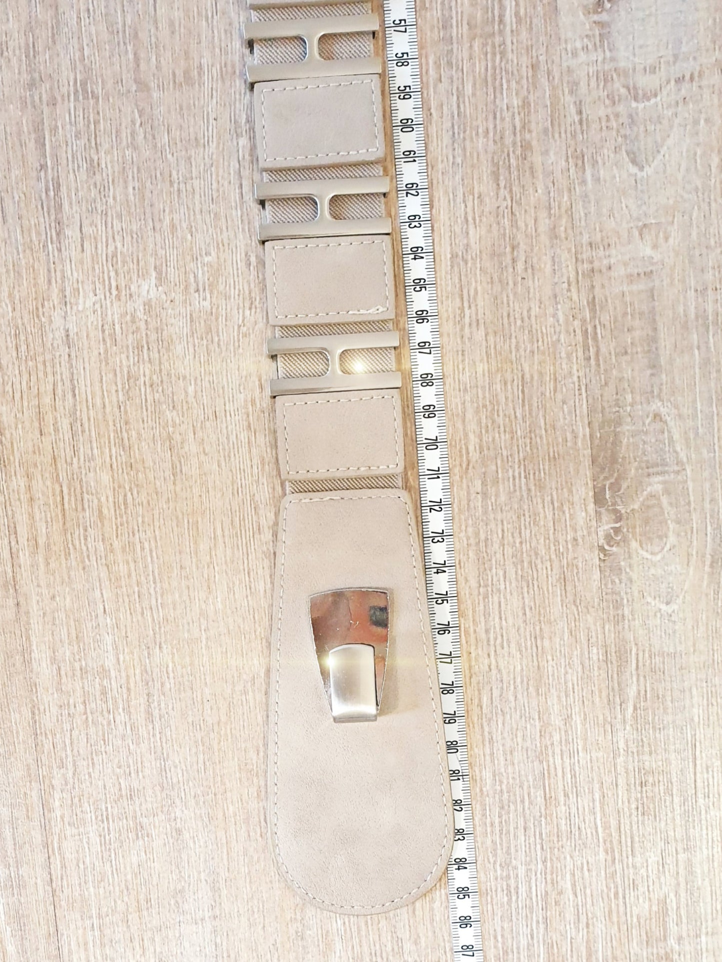 Stretchgürtel aus Kunstleder mit Metallteilen in Beige