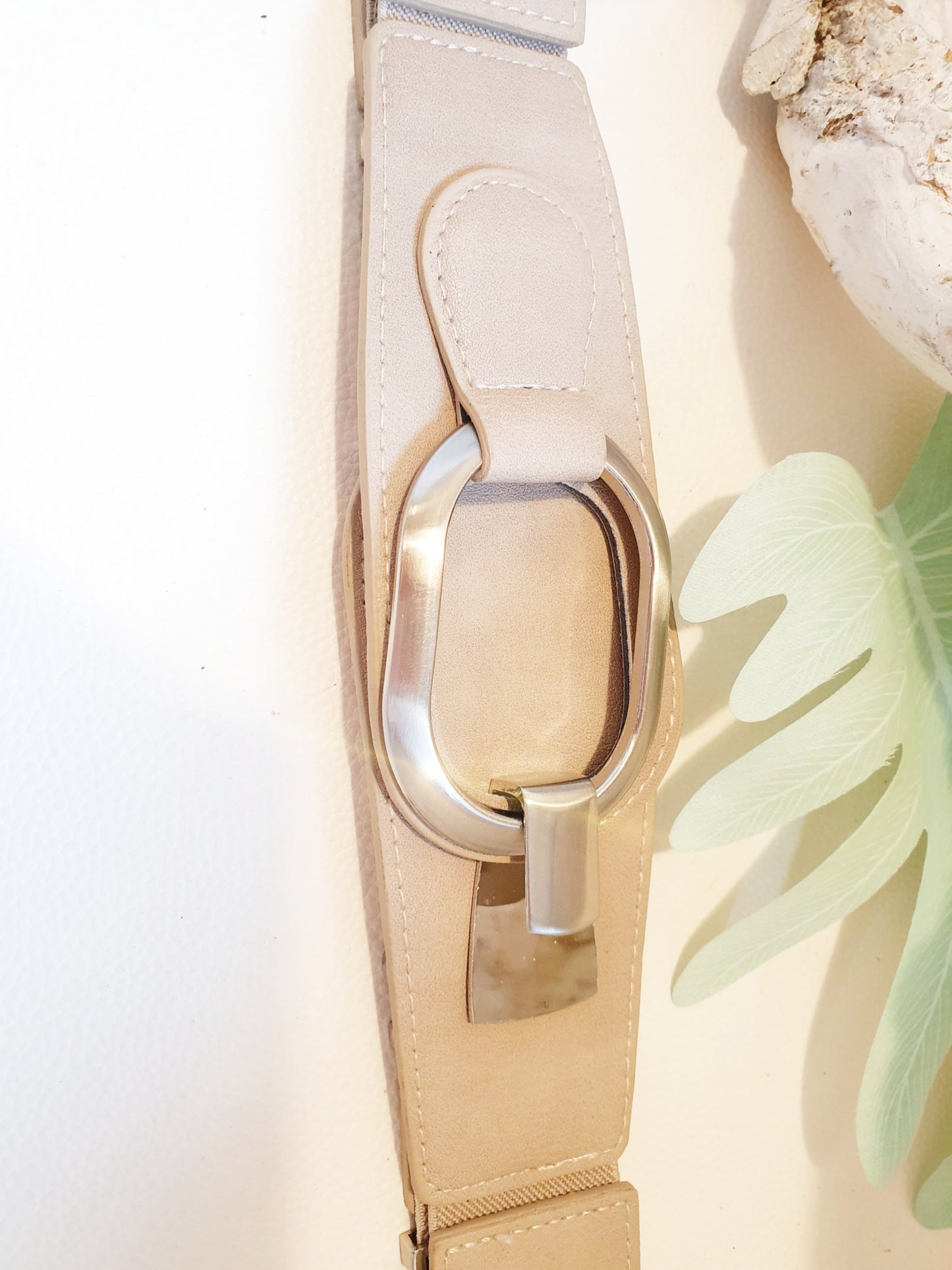 Stretchgürtel aus Kunstleder mit Metallteilen in Beige