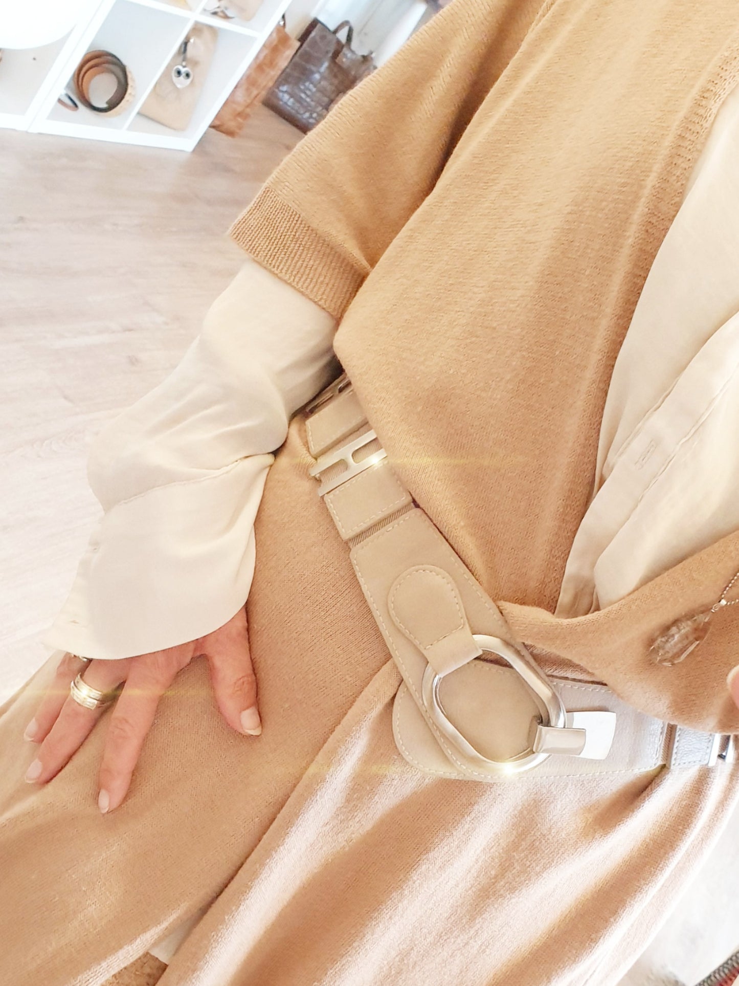 Stretchgürtel aus Kunstleder mit Metallteilen in Beige