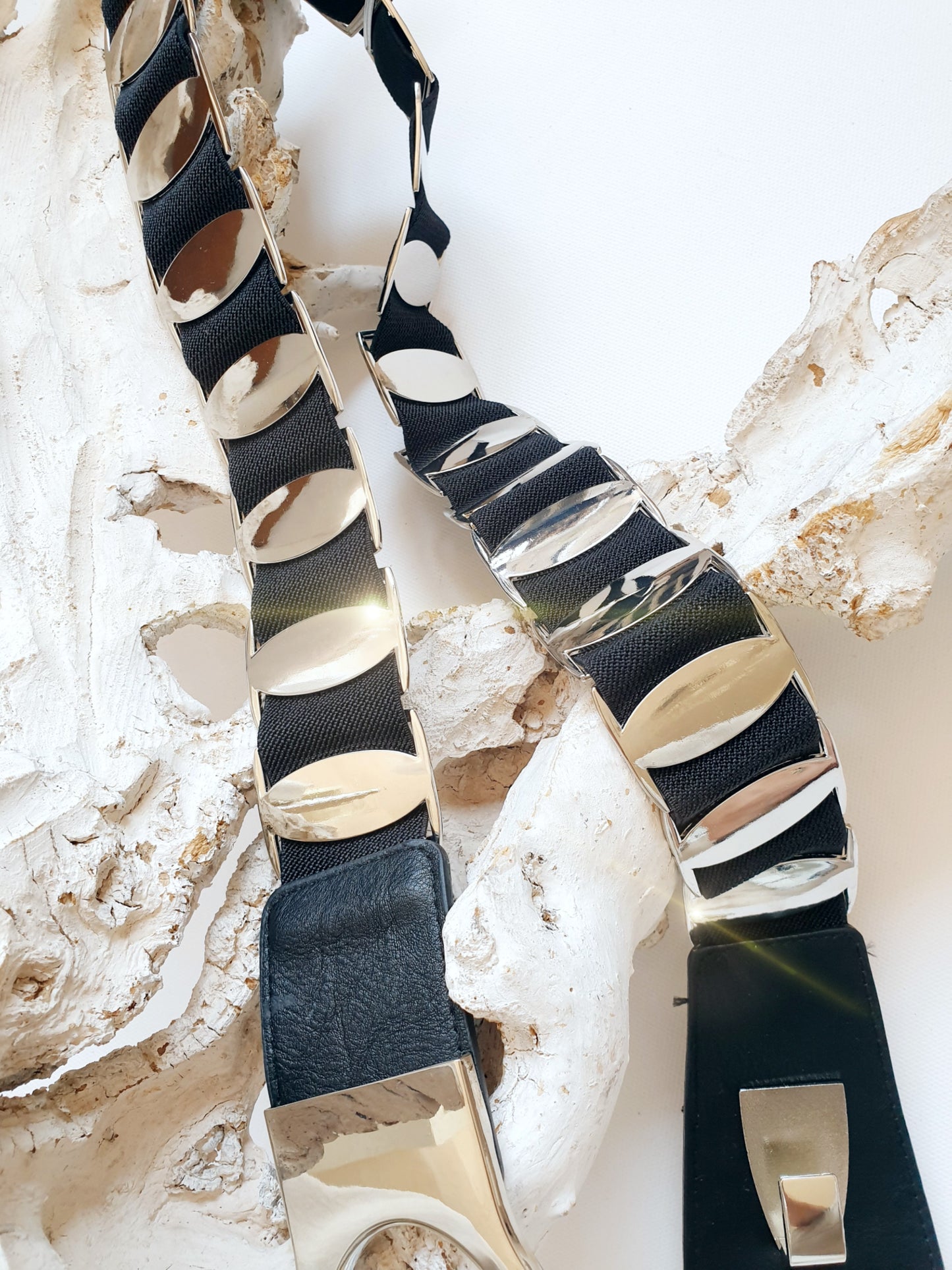 Stretchgürtel mit silberfarbenen Metallelementen in Schwarz