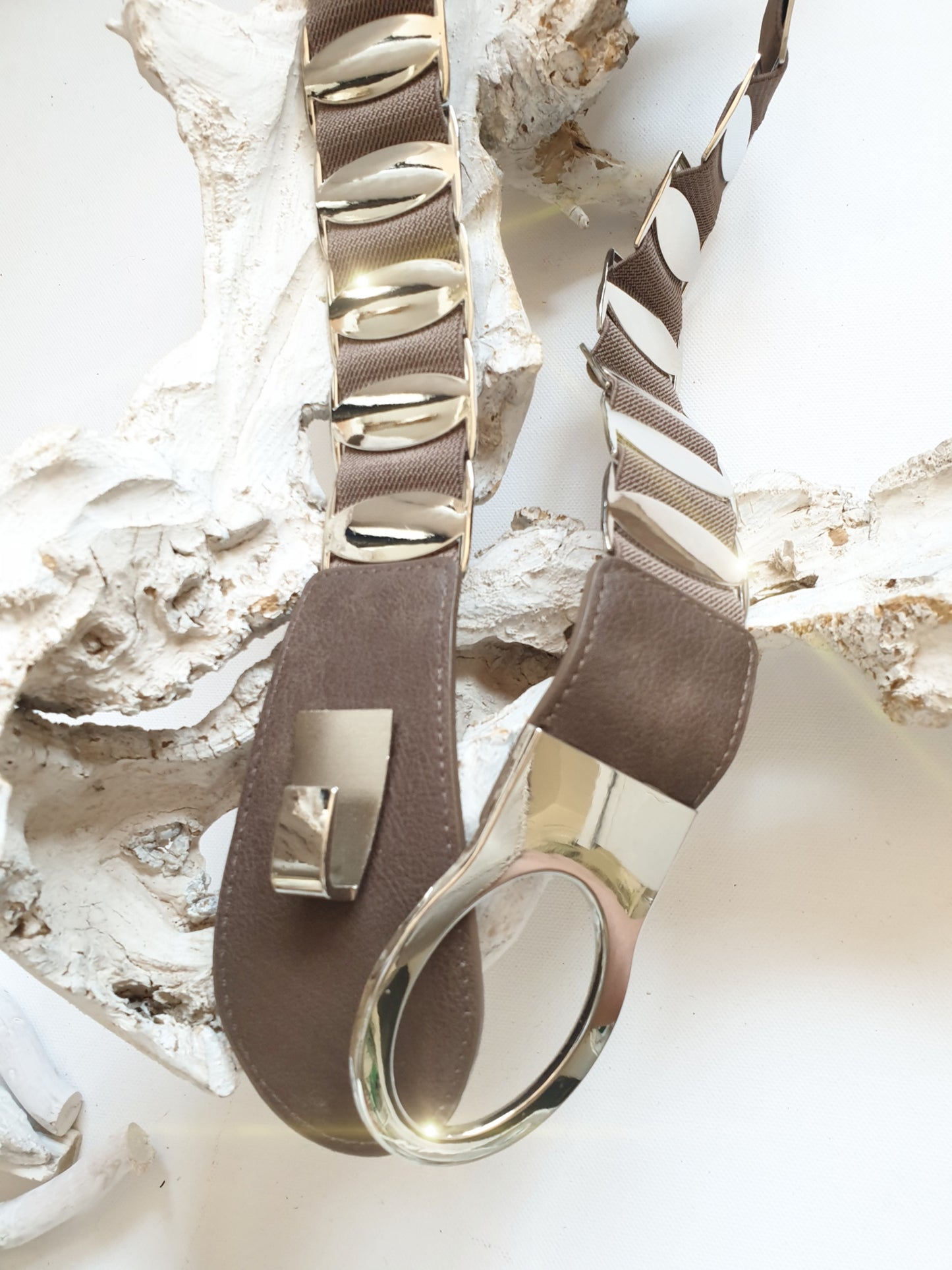 Stretchgürtel mit silberfarbenen Metallelementen in Taupe