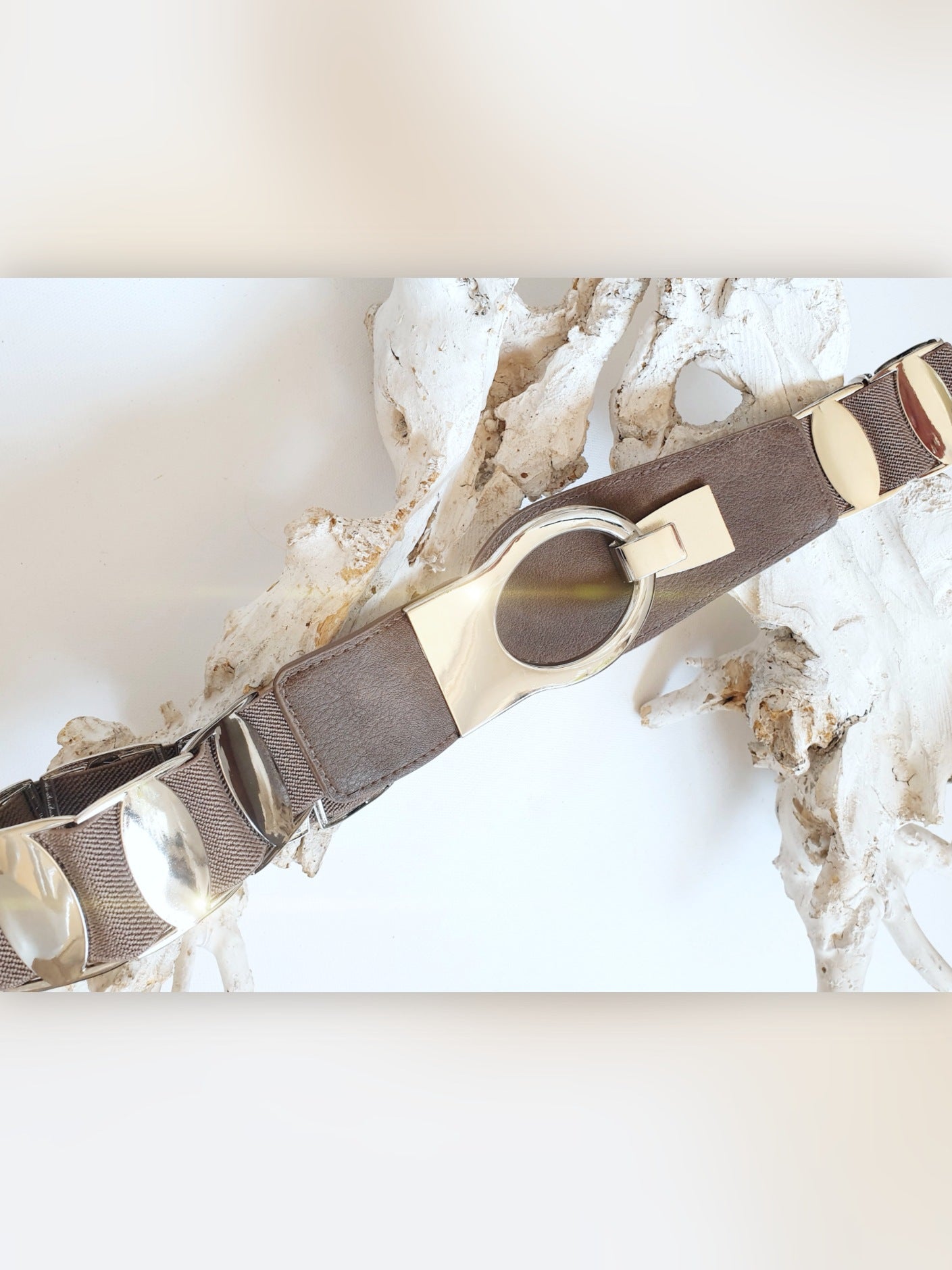Stretchgürtel mit silberfarbenen Metallelementen in Taupe