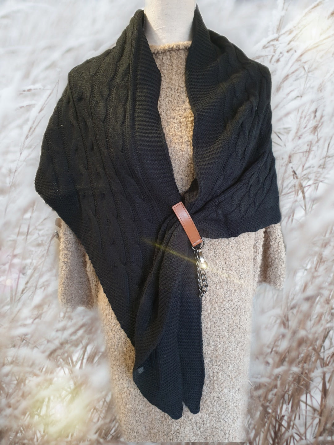 strickschal-dreieck-schlaufe-schwarz-1