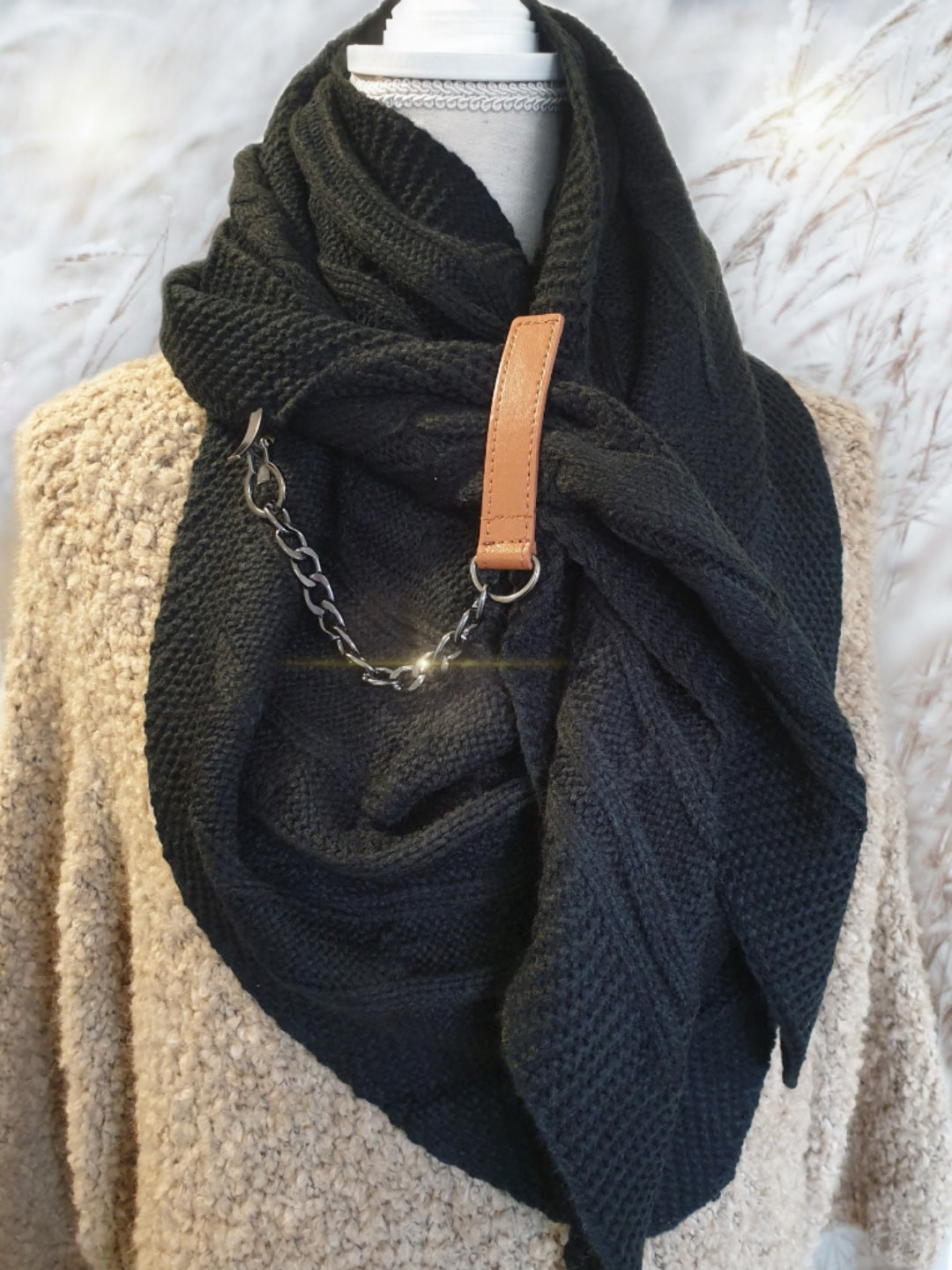 strickschal-dreieck-schlaufe-schwarz-1