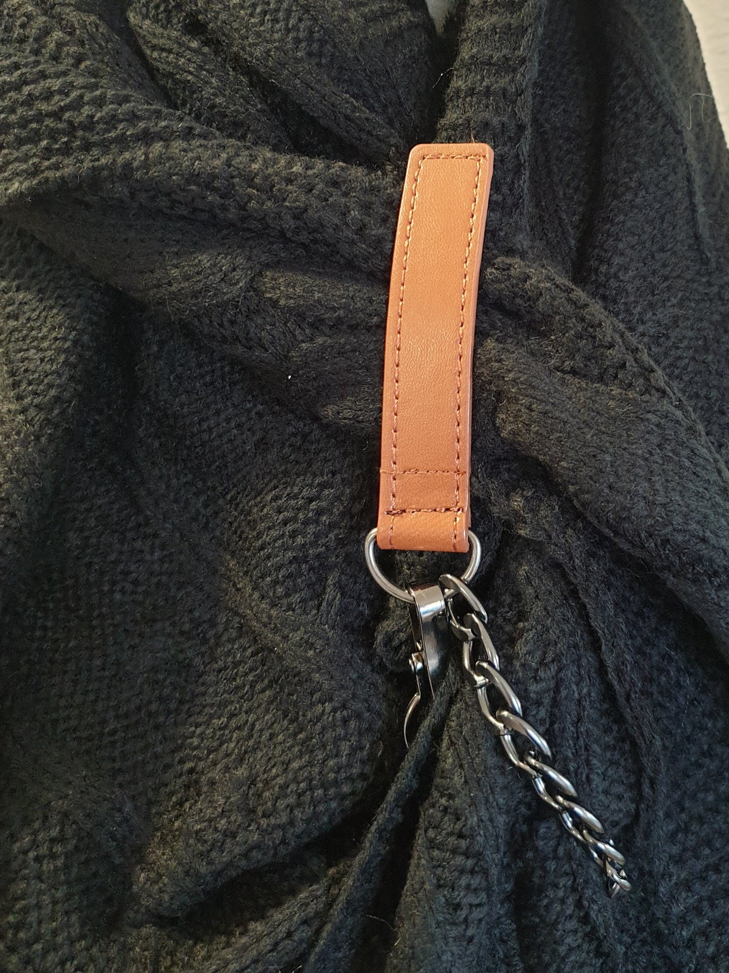strickschal-dreieck-schlaufe-schwarz-1
