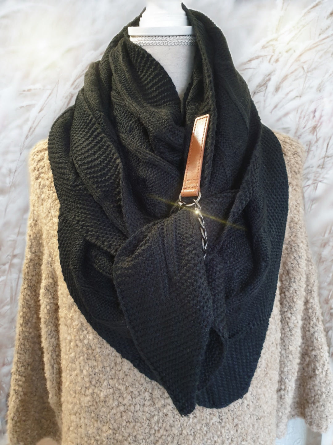 strickschal-dreieck-schlaufe-schwarz-1