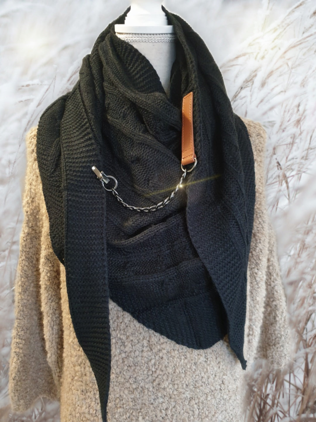 strickschal-dreieck-schlaufe-schwarz-1