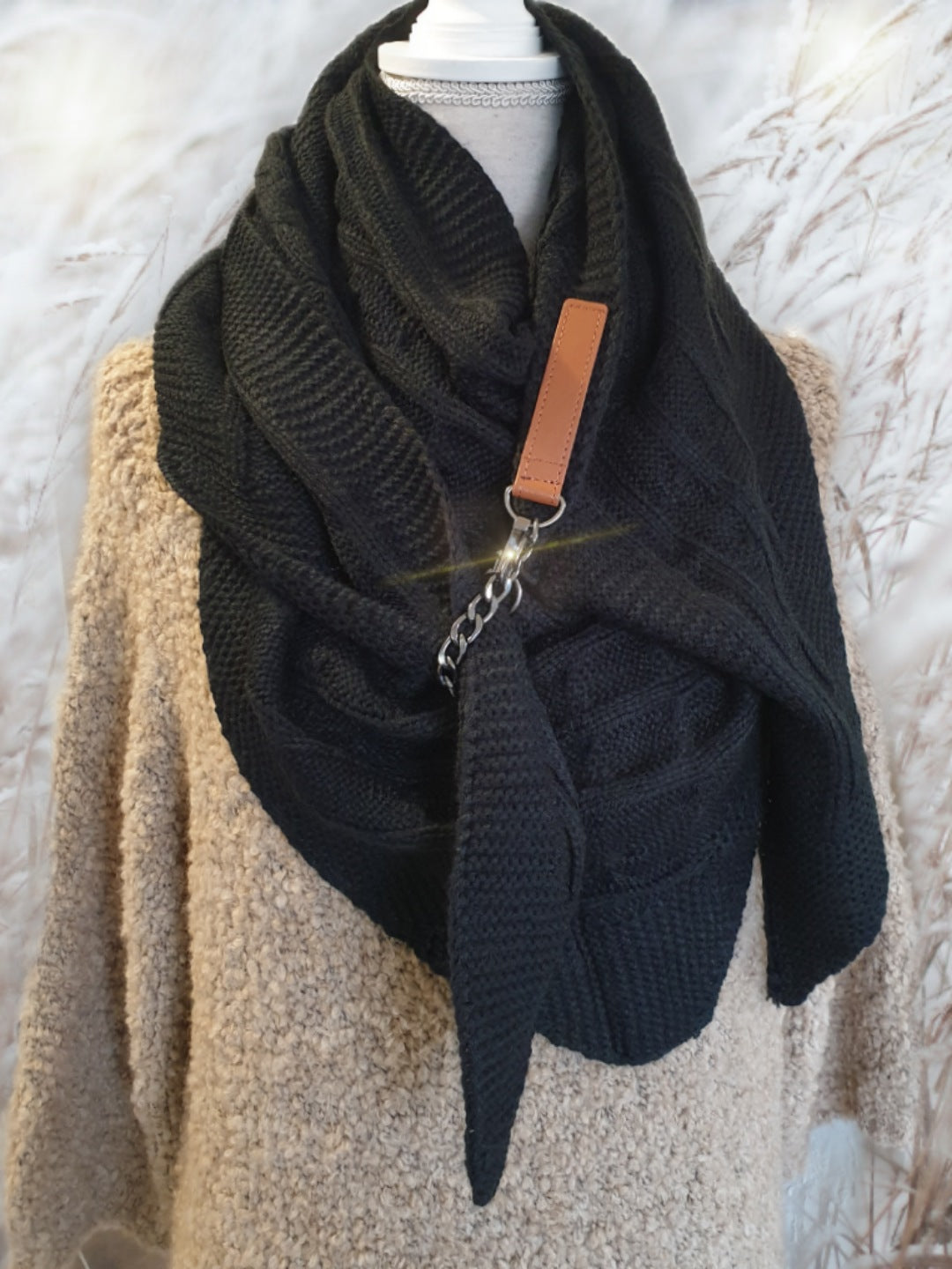 strickschal-dreieck-schlaufe-schwarz-1