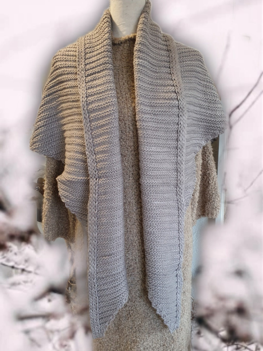 strickschal-dreieck-taupe-schlaufe-1