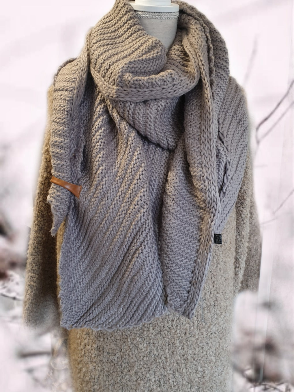 strickschal-dreieck-taupe-schlaufe-1