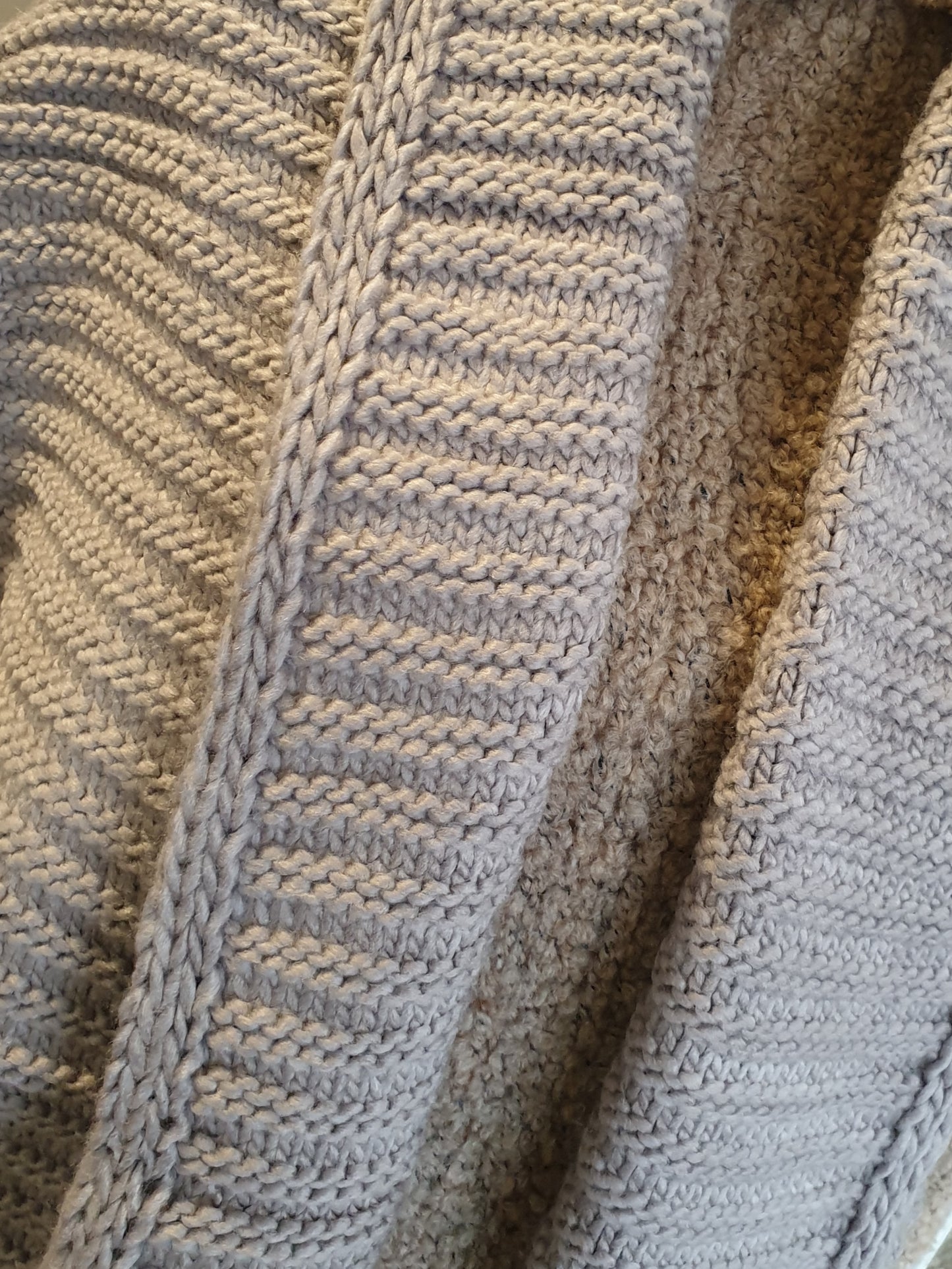 strickschal-dreieck-taupe-schlaufe-1