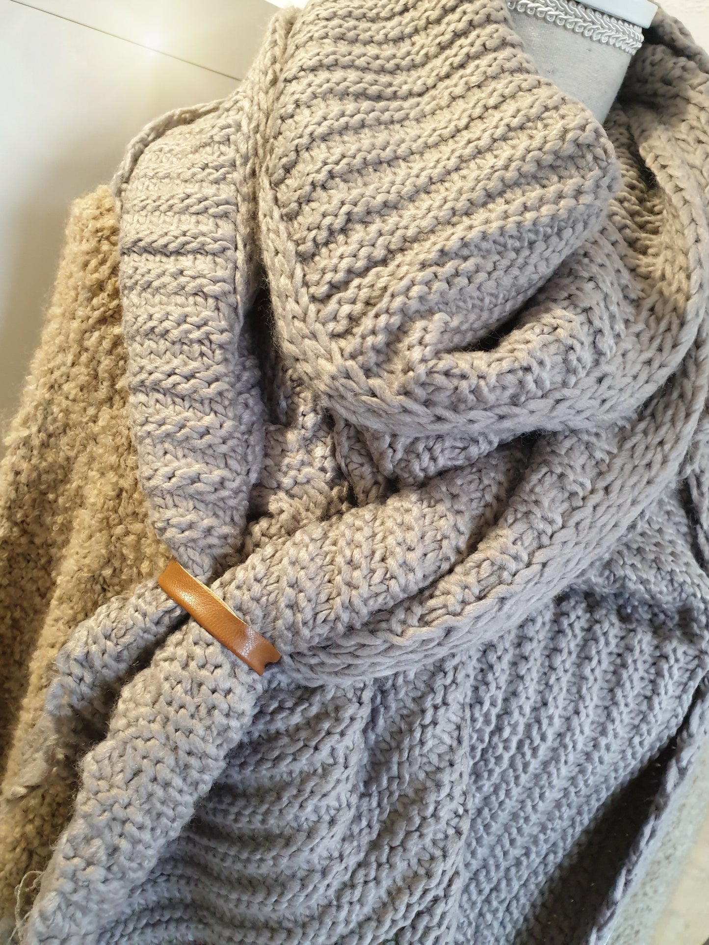 strickschal-dreieck-taupe-schlaufe-1