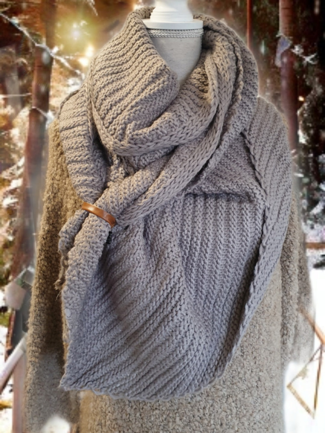 strickschal-dreieck-taupe-schlaufe-1