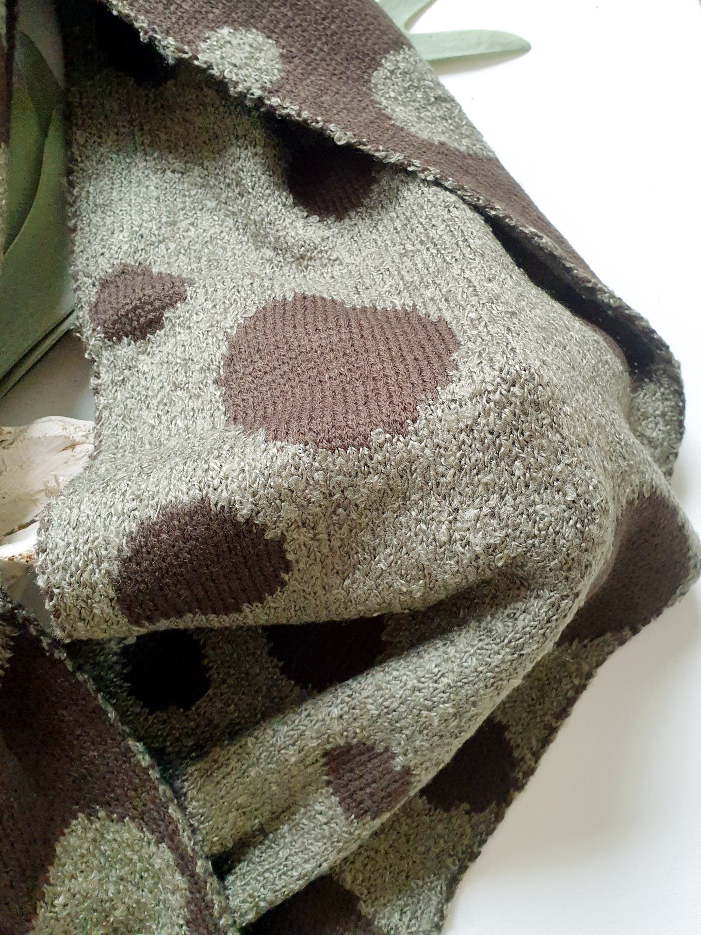 strickschal-loop-braun-oliv mit Punkten