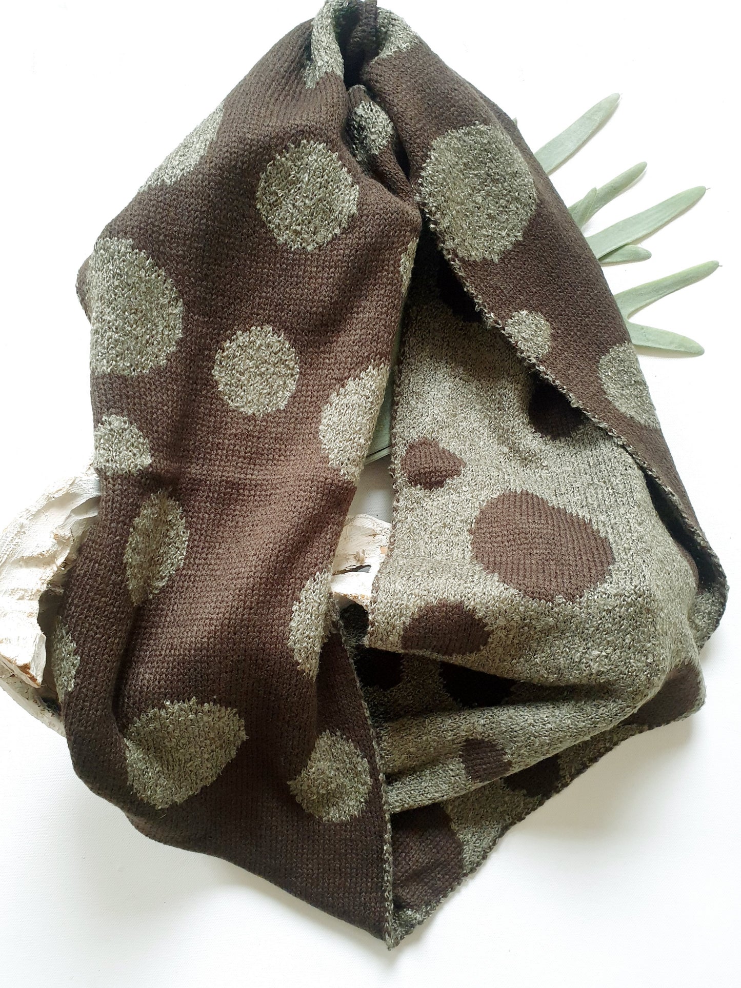 strickschal-loop-braun-oliv mit Punkten