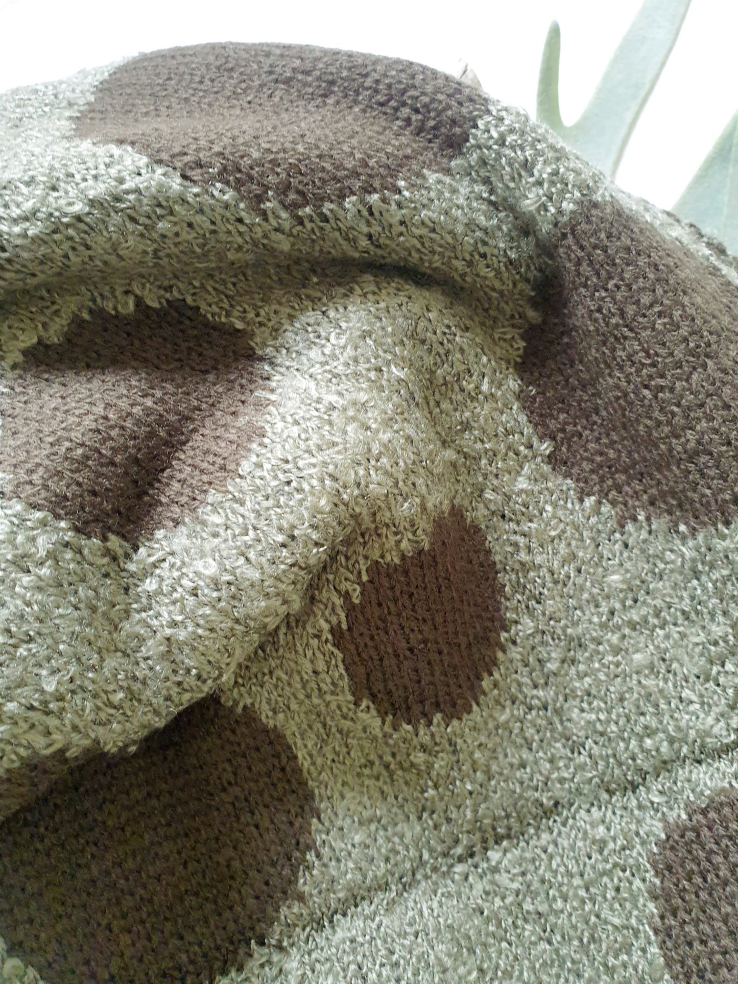 strickschal-loop-braun-oliv mit Punkten