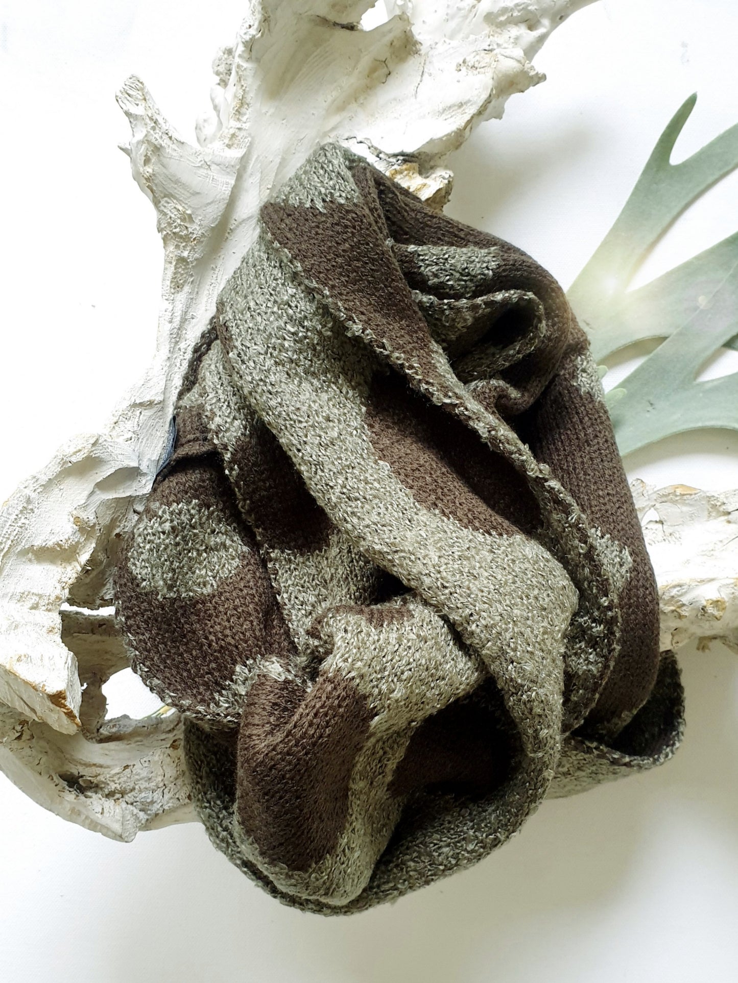 strickschal-loop-braun-oliv mit Punkten